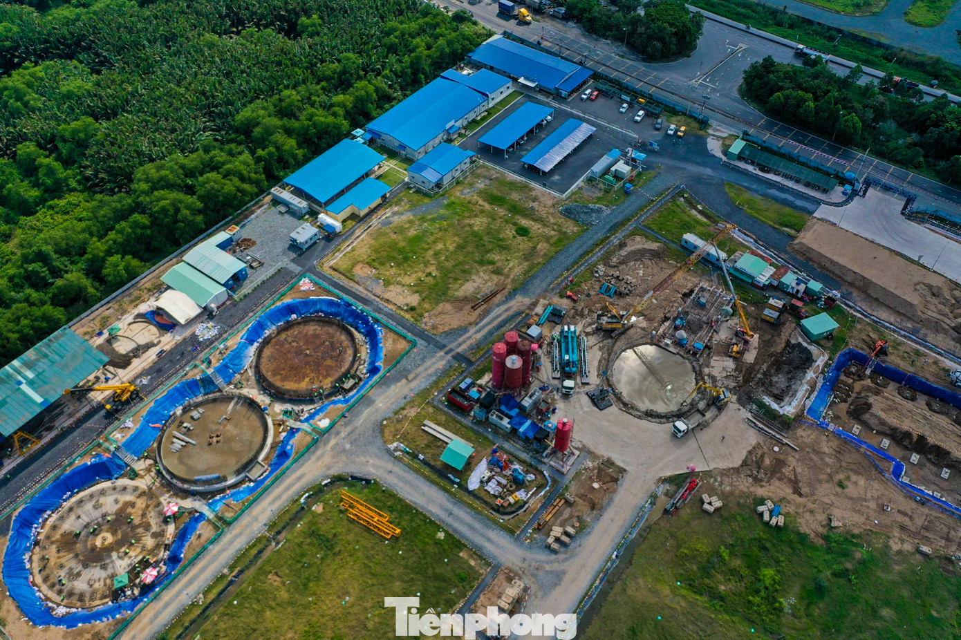 Nhà máy này là một trong các hạng mục thuộc dự án Vệ sinh môi trường TPHCM - giai đoạn 2. Trước đó có trị giá 307 triệu USD, sau quá trình đấu thầu cạnh tranh quốc tế đã giảm 72 triệu USD, giá trị xuống còn khoảng 235,1 triệu USD (tương đương gần 6.000 tỷ đồng).