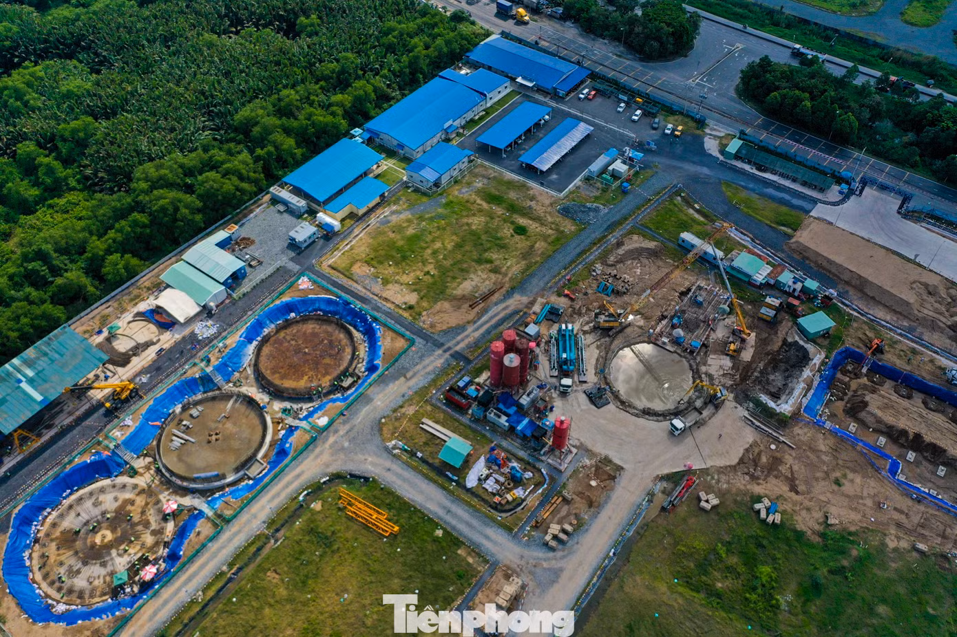 Nhà máy này là một trong các hạng mục thuộc dự án Vệ sinh môi trường TPHCM - giai đoạn 2. Trước đó có trị giá 307 triệu USD, sau quá trình đấu thầu cạnh tranh quốc tế đã giảm 72 triệu USD, giá trị xuống còn khoảng 235,1 triệu USD (tương đương gần 6.000 tỷ đồng).