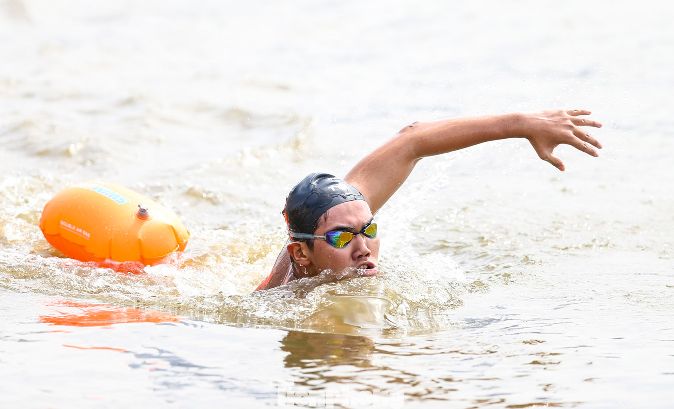 Tham gia giải Bơi vượt sông mở rộng TPHCM lần thứ nhất, vận động viên Phạm Đăng Tuấn (TP Thủ Đức) không giấu được niềm vui bởi lần đầu tiên thành phố tổ chức rộng rãi trên sông Sài Gòn. Giải không chỉ thúc đẩy phong trào bơi vượt sông chuyên nghiệp mà còn cổ vũ cho các phong trào thể thao quần chúng, nhất là thể thao dưới nước.