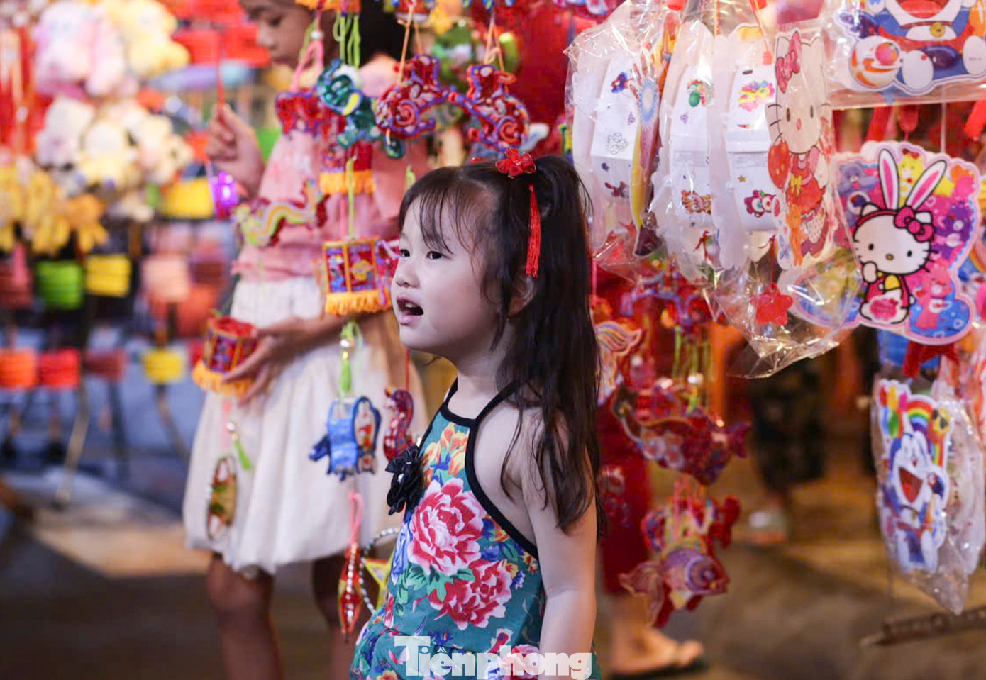 Từ 18h đến 22h, không khí cả phố lồng đèn rộn ràng với những tiếng cười nói, những âm thanh vui nhộn và đặc biệt là ánh sáng lung linh từ những chiếc lồng đèn đủ màu sắc. Từ 18h đến 22h, không khí cả phố lồng đèn rộn ràng với những tiếng cười nói, những âm thanh vui nhộn và đặc biệt là ánh sáng lung linh từ những chiếc lồng đèn đủ màu sắc.