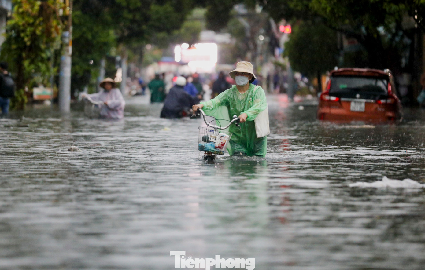 Khu vực chợ Thủ Đức (đường Dương Văn Cam, Đặng Thị Rành, Kha Vạn Cân và Hồ Văn Tư) là nơi có địa hình như lòng chảo, độ dốc lớn. Khi mưa lớn, nước từ các phía tập trung về khu vực chợ rất nhanh, trong khi hạ tầng thoát nước chưa đầu tư kịp thời và đồng bộ.