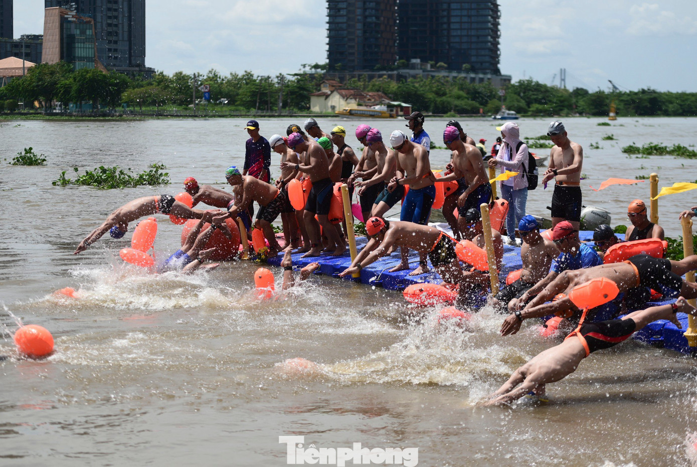 Giải Vô địch Bơi vượt sông mở rộng TPHCM và Giải Vô địch Ván chèo đứng TPHCM mở rộng lần thứ nhất năm 2024 thu hút 51 đội tham dự với gần 600 vận động viên thi đấu chuyên nghiệp và phong trào ở cự ly 1.000m, 500m từ Cầu Ba Son đến Cầu cảng số 4 (Cột cờ Thủ ngữ).