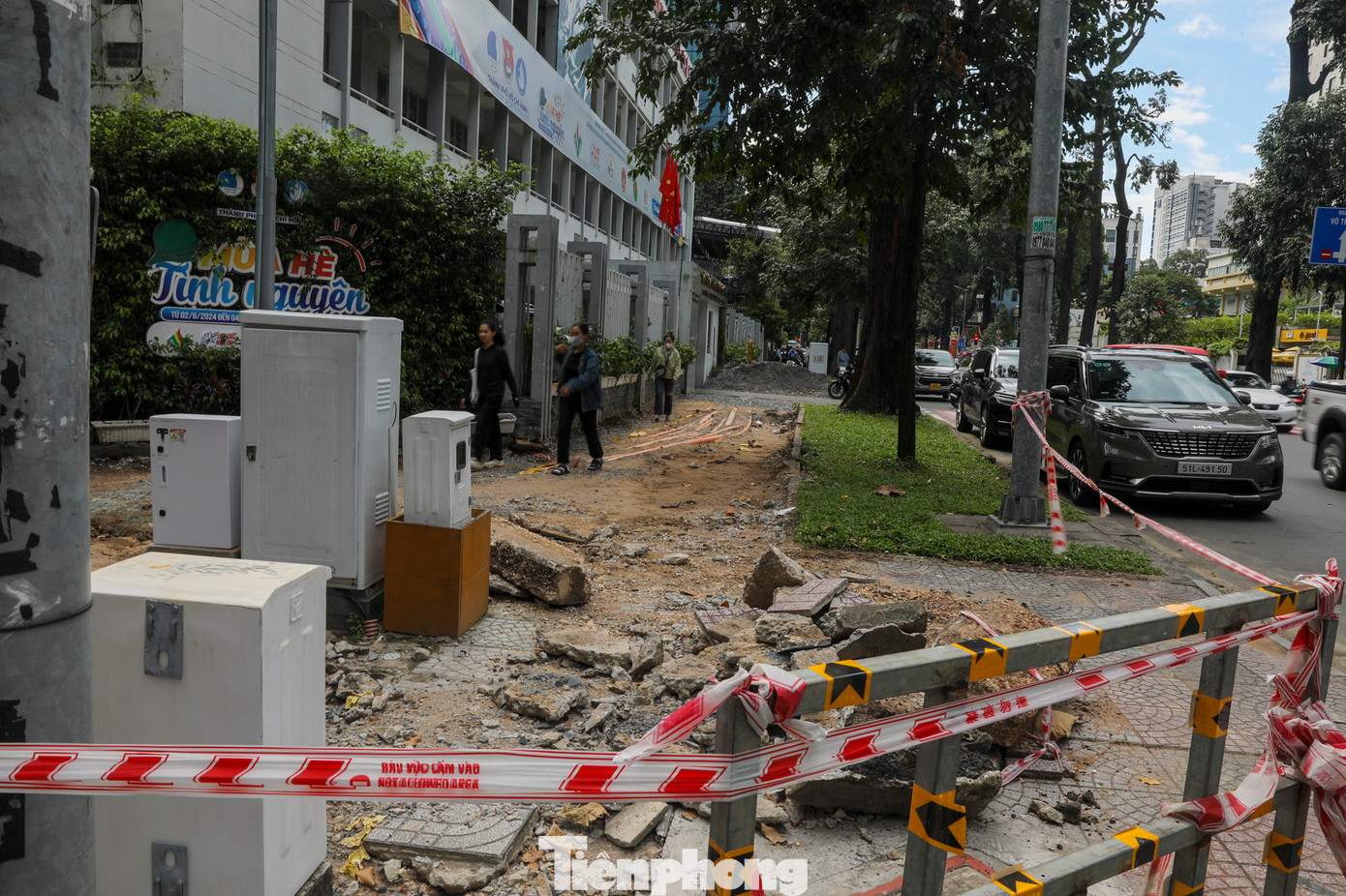 Các công trình cải tạo vỉa hè được rào chắn cẩn thận, có biển thông tin về công trình, chủ đầu tư, nơi liên hệ...