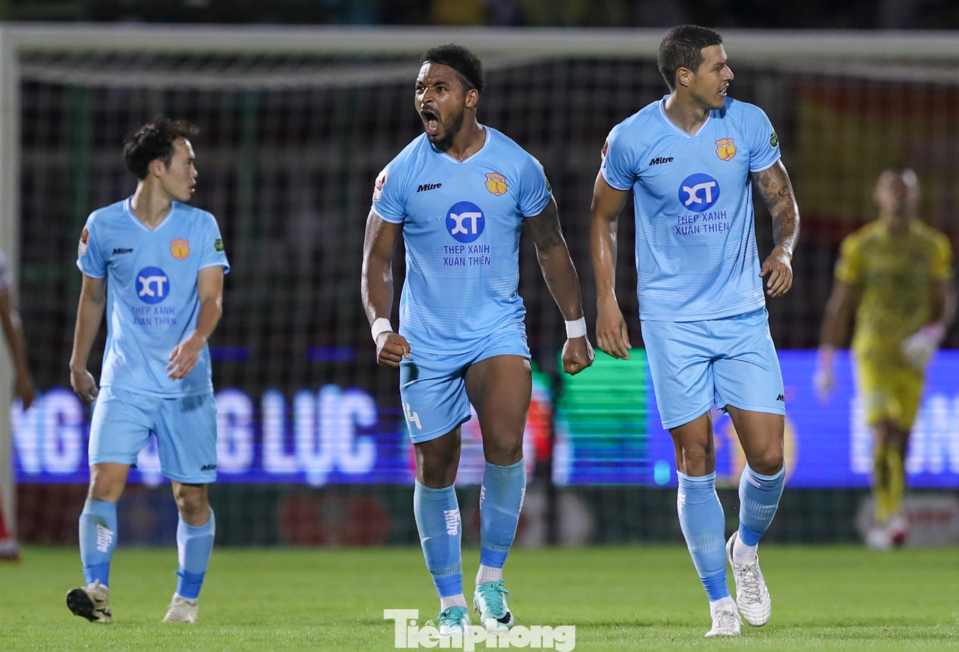 Bàn thắng ghi vào lưới CLB TPHCM giúp Rafaelson tiếp tục dẫn đầu danh sách vua phá lưới với 27 bàn. Bàn thắng ghi vào lưới CLB TPHCM giúp Rafaelson tiếp tục dẫn đầu danh sách vua phá lưới với 27 bàn.