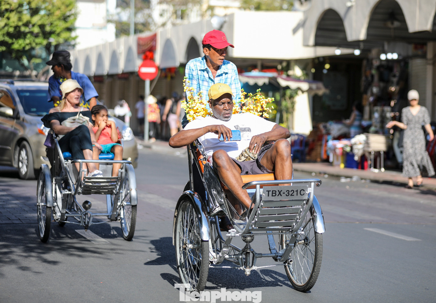 Khách nước ngoài thích thú dạo chơi, ngắm trung tâm TPHCM trên những chiếc xích lô.