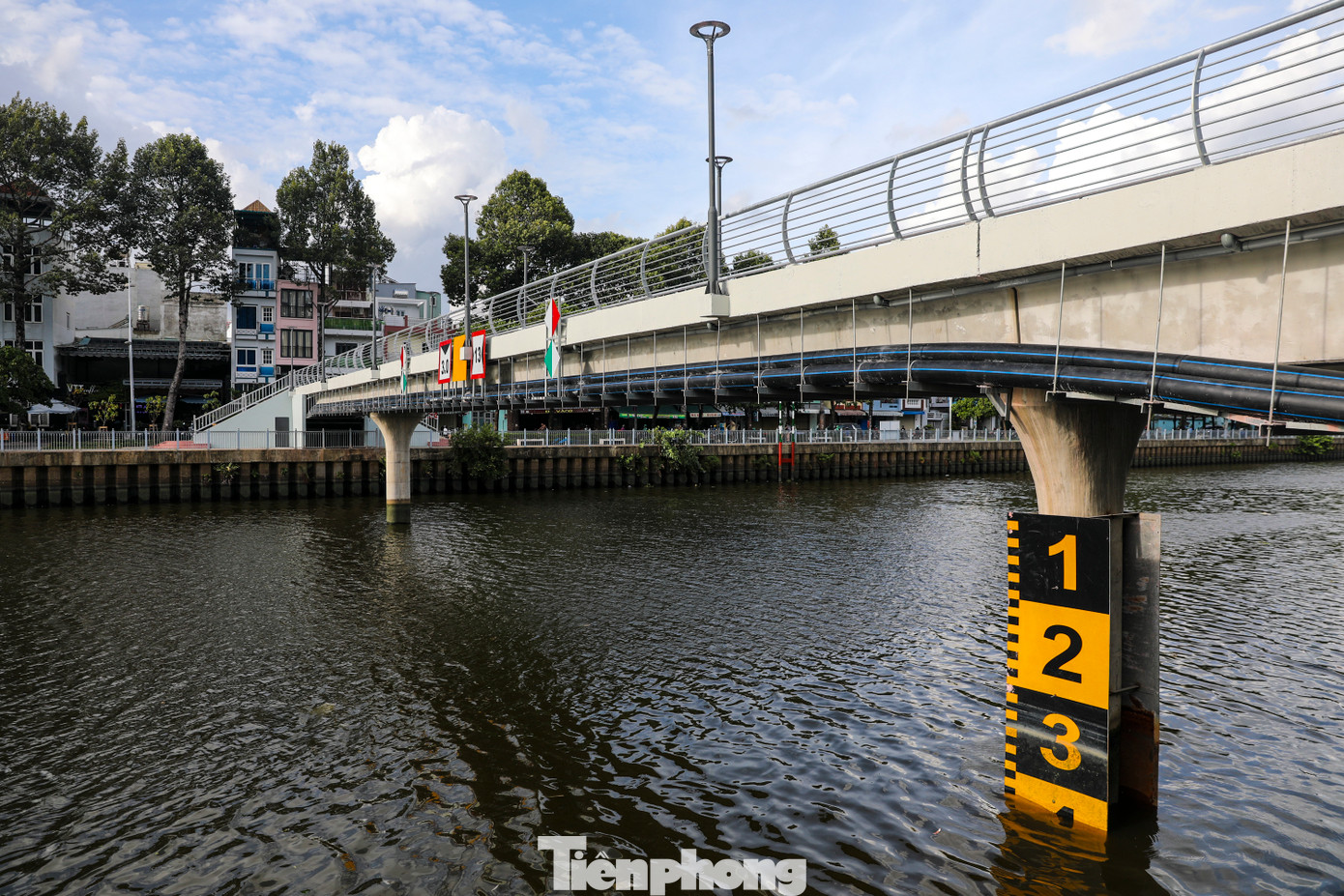 Cầu đi bộ bắc qua kênh Nhiêu Lộc - Thị Nghè nằm trong dự án cáp ngầm 220kV Tao Đàn - Tân Cảng, do Công ty Truyền tải điện Miền Nam làm chủ đầu tư với quy mô dài 100m, rộng hơn 2m, tổng đầu tư khoảng 10 tỉ đồng.