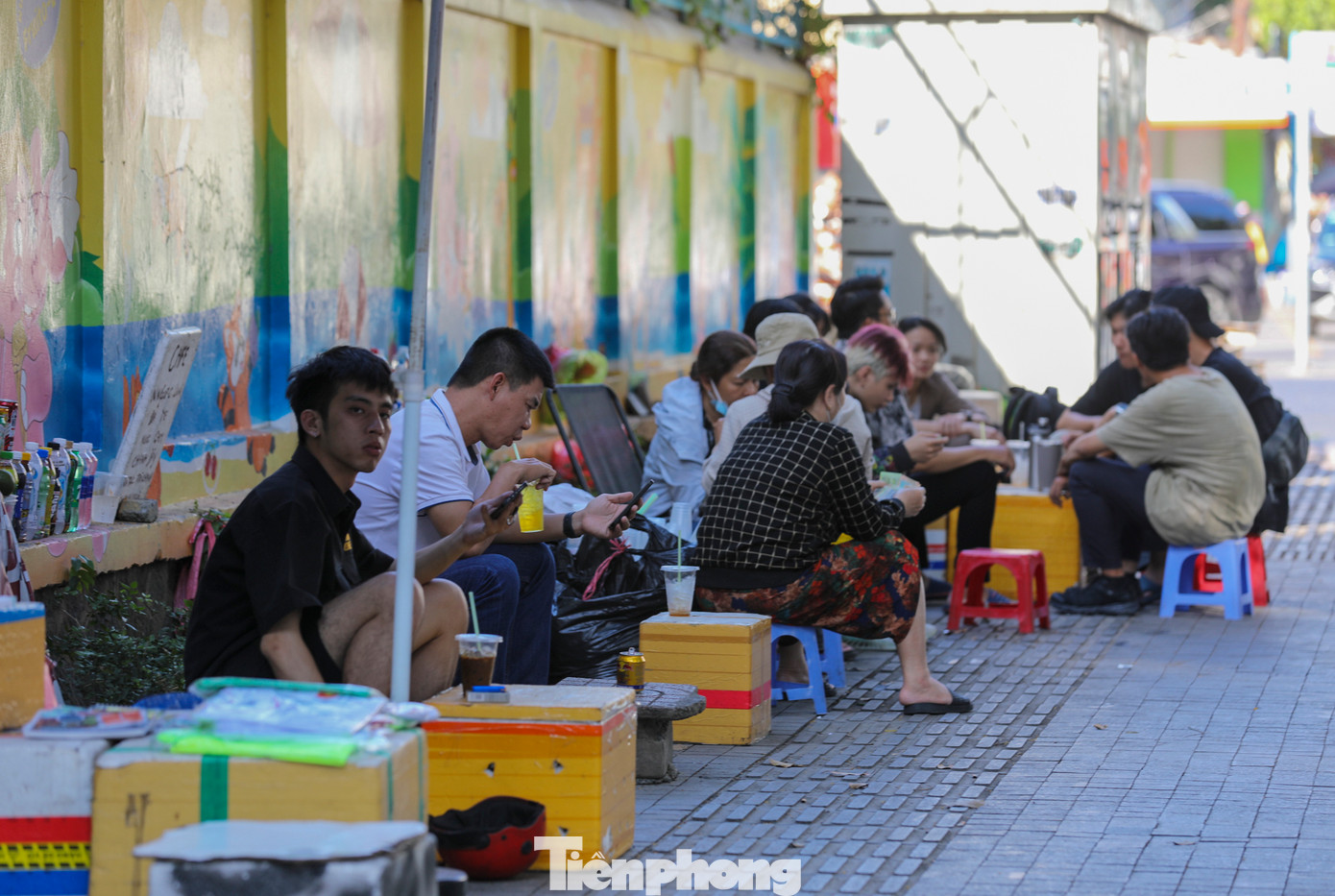 Nắng nóng dễ gây ra tình trạng mất nước, kiệt sức, đột quỵ do sốc nhiệt cho người dân.