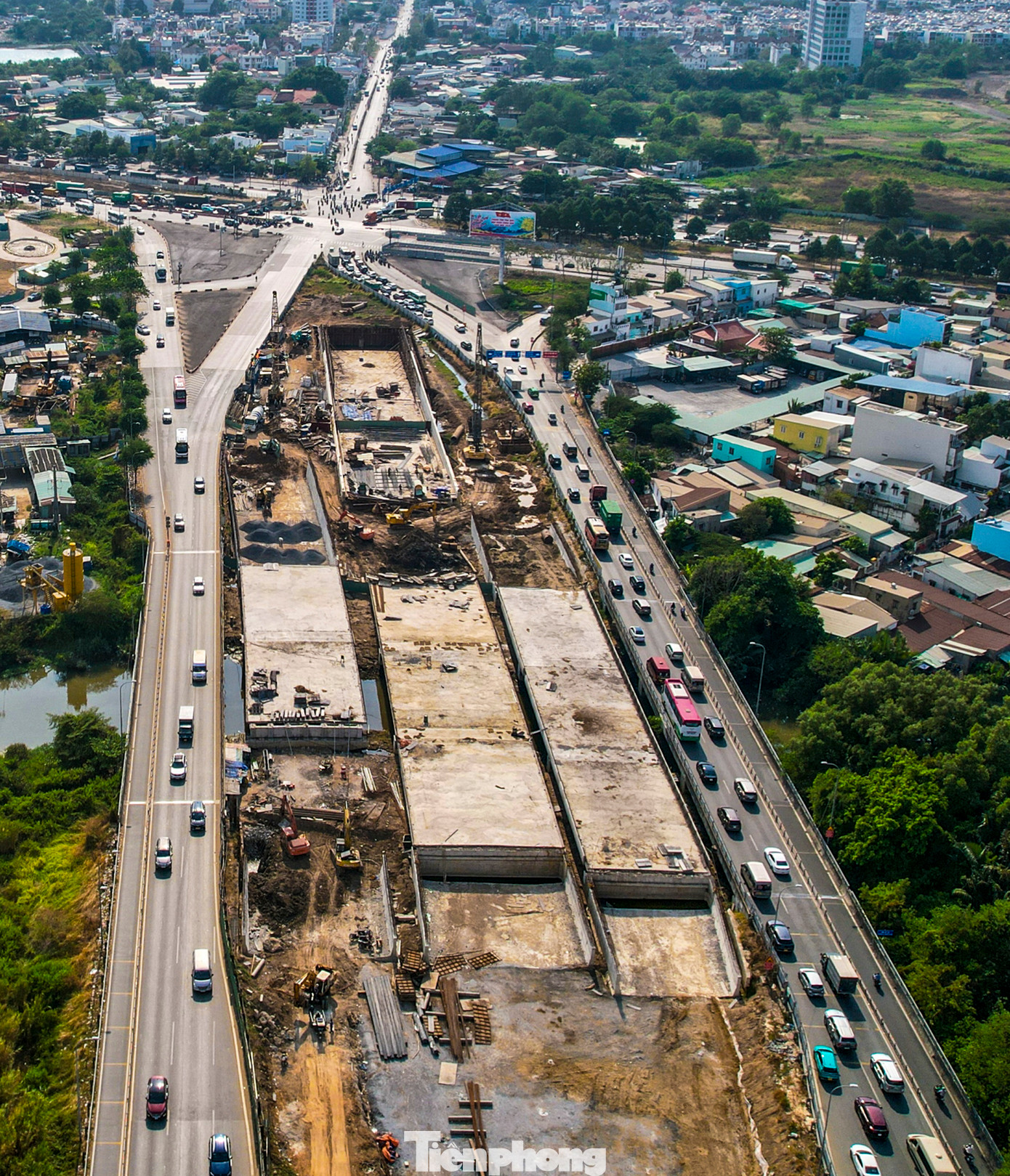 Sau hơn một năm khởi công, hai hạng mục thuộc dự án nút giao An Phú là cầu Bà Dạt và cầu Giồng Ông Tố đã thành hình, dự kiến sẽ hoàn thành vào cuối năm nay.