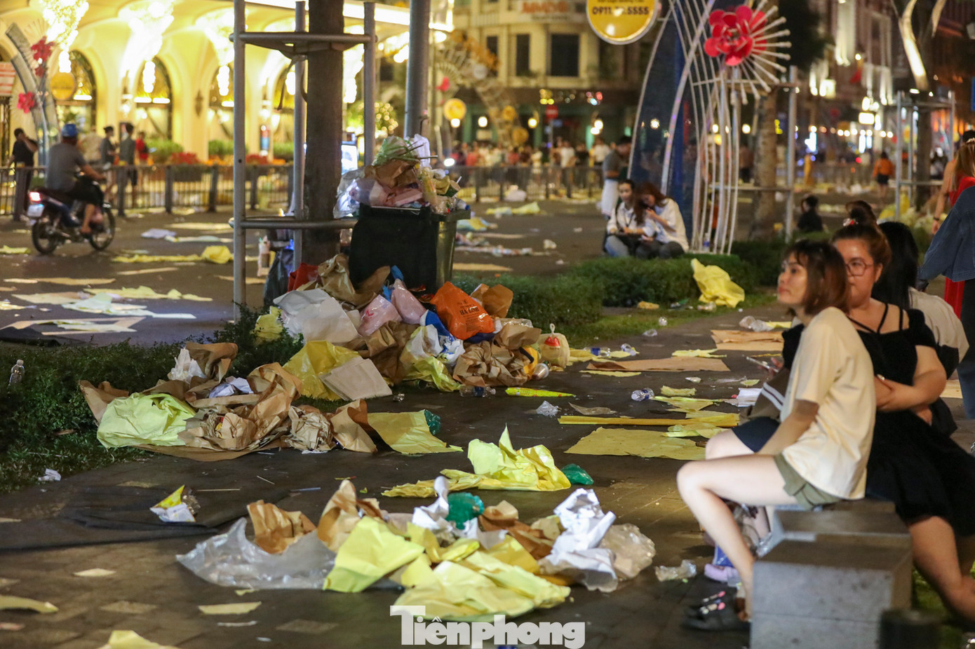 Trong các bụi cây, thảm cỏ vẫn còn vương vãi bọc ni lông, chai nhựa bị bỏ lại.