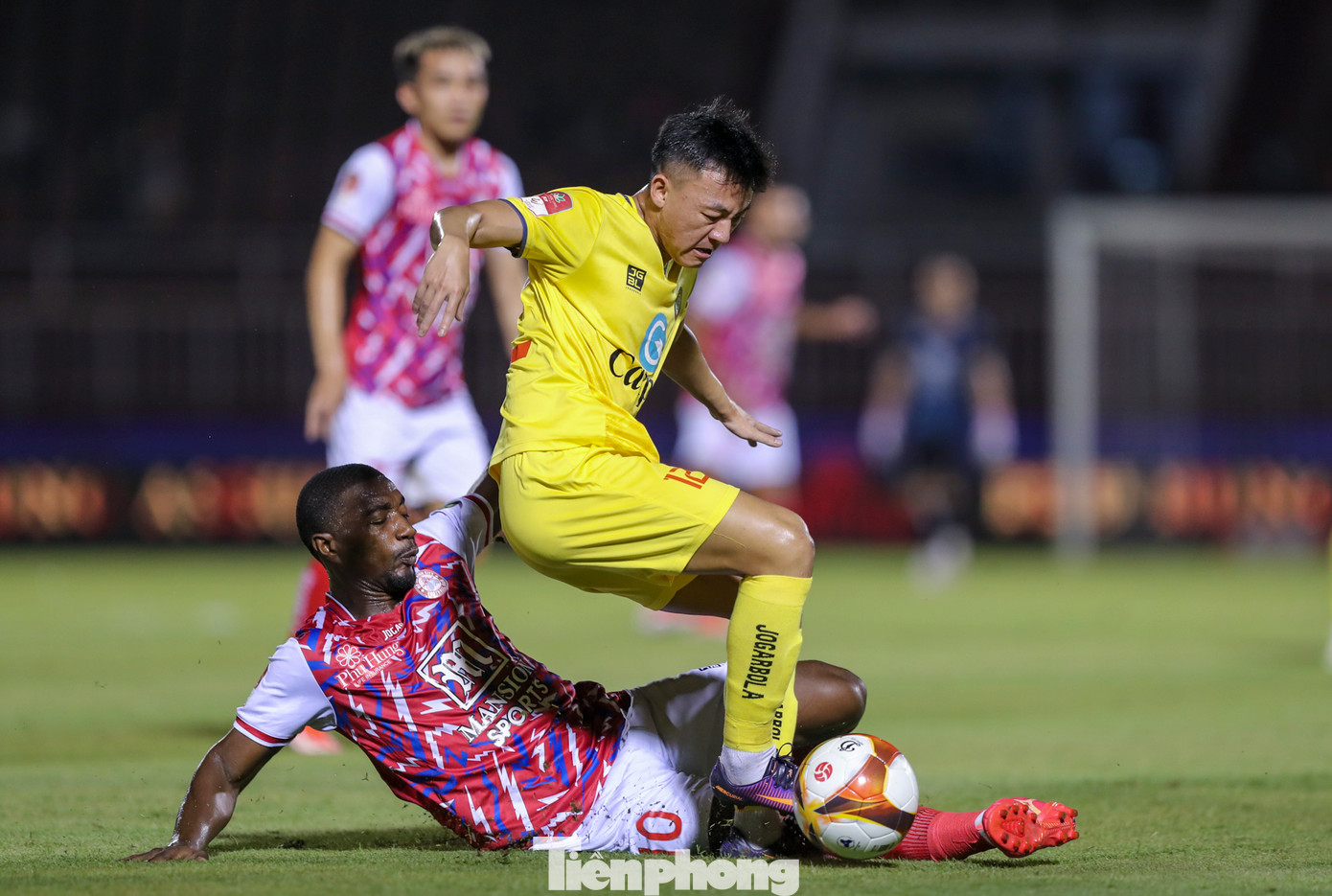 Cả chủ nhà TPHCM và Thanh Hoá đều khát điểm sau chuỗi trận chưa thắng gần đây nên dễ hiểu tính quyết liệt được đẩy lên rất cao ngay từ những phút đầu trận đấu.