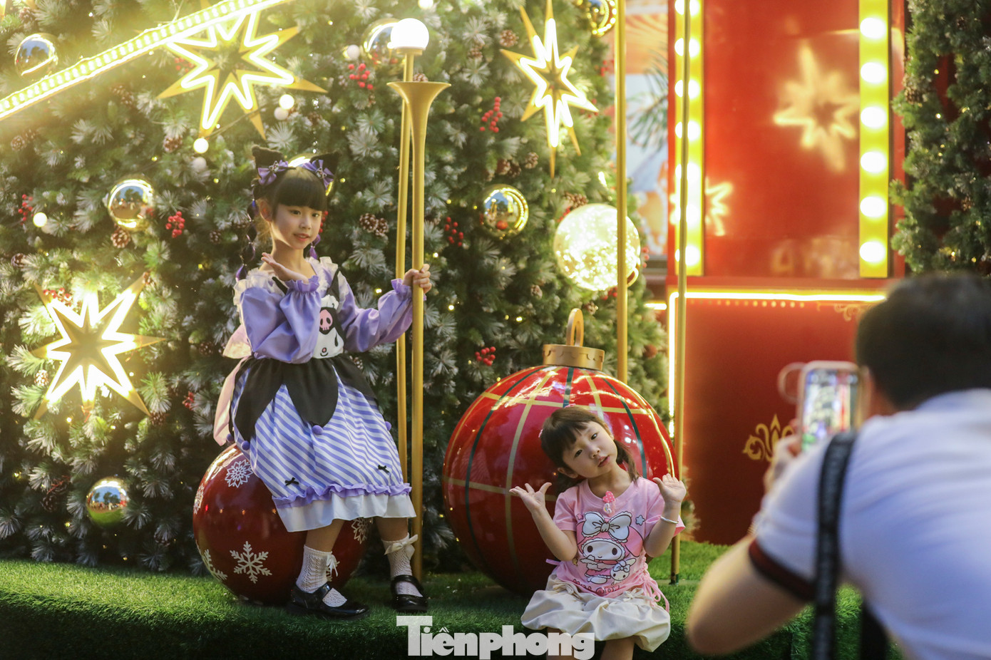 Nhiều trung tâm thương mại tại quận 1 như Diamond Plaza, Takashimaya, Gem Center,... đã được trang trí lộng lẫy với các biểu tượng đặc trưng như cỗ xe trượt tuyết, ông già Noel, cây thông,... thu hút đông đảo người dân, nhất là các bạn trẻ đến tham quan và chụp ảnh.