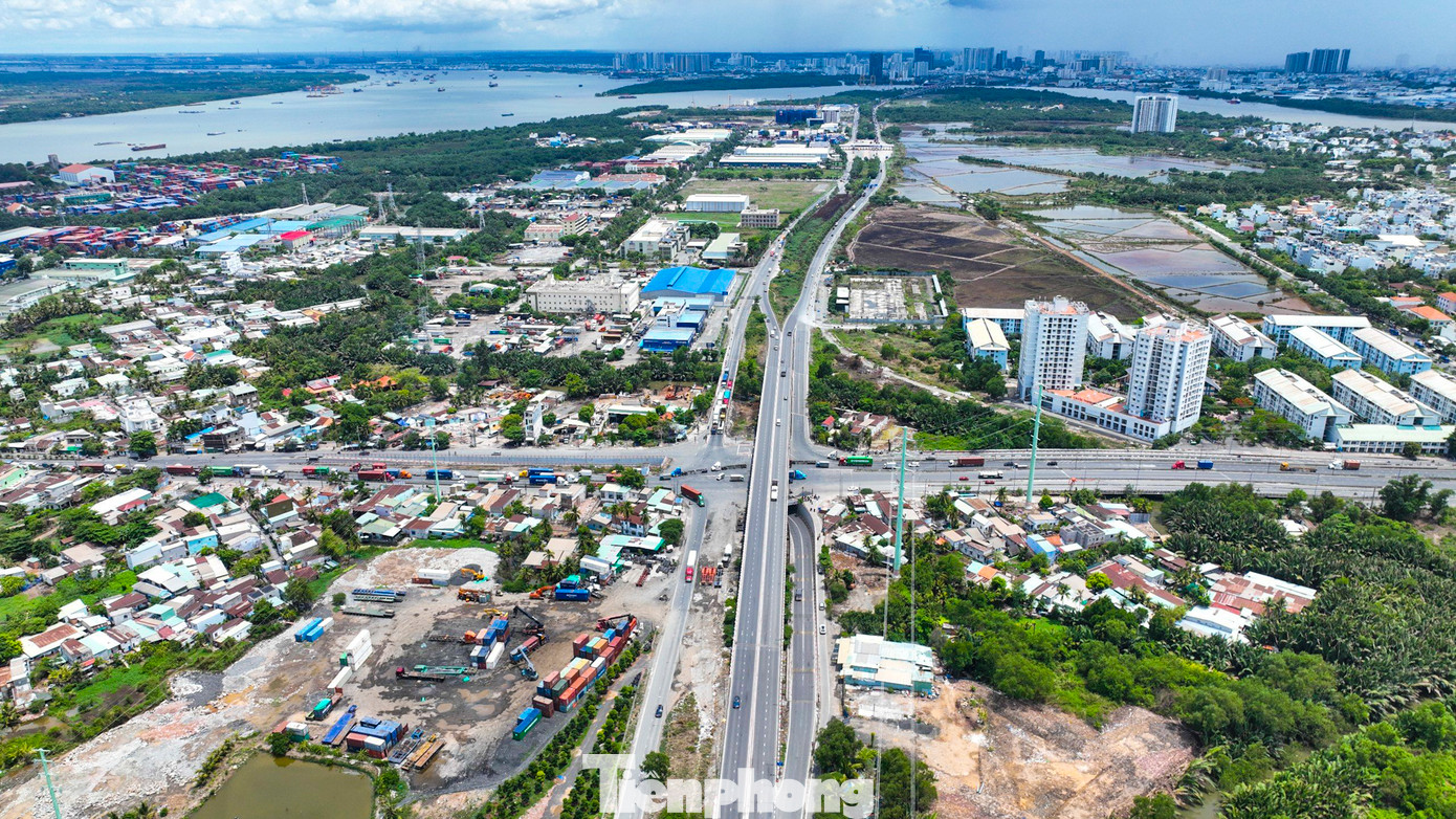 Các đơn vị thống nhất phương án điểm đầu tuyến ở đường Nguyễn Thị Định, điểm cuối tại nút giao Vành đai 3 TPHCM và cao tốc TPHCM - Long Thành - Dầu Giây. Khu vực này sẽ được xây dựng nút giao hoàn chỉnh, bao gồm các nhánh nối vào Vành đai 3 và tuyến cao tốc. Tổng mức đầu tư dự án hơn 8.700 tỉ đồng, dự kiến đầu tư theo hình thức BT (xây dựng - chuyển giao). Sở GTVT TPHCM cho biết, dự kiến trình cấp thẩm quyền quyết định chủ trương đầu tư dự án trong quý III/2024, triển khai giai đoạn 2024 - 2030.