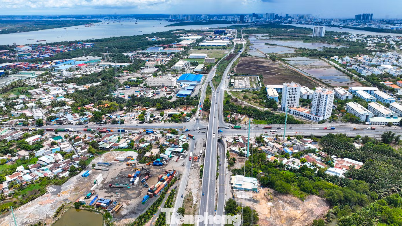 Các đơn vị thống nhất phương án điểm đầu tuyến ở đường Nguyễn Thị Định, điểm cuối tại nút giao Vành đai 3 TPHCM và cao tốc TPHCM - Long Thành - Dầu Giây. Khu vực này sẽ được xây dựng nút giao hoàn chỉnh, bao gồm các nhánh nối vào Vành đai 3 và tuyến cao tốc. Tổng mức đầu tư dự án hơn 8.700 tỉ đồng, dự kiến đầu tư theo hình thức BT (xây dựng - chuyển giao). Sở GTVT TPHCM cho biết, dự kiến trình cấp thẩm quyền quyết định chủ trương đầu tư dự án trong quý III/2024, triển khai giai đoạn 2024 - 2030.