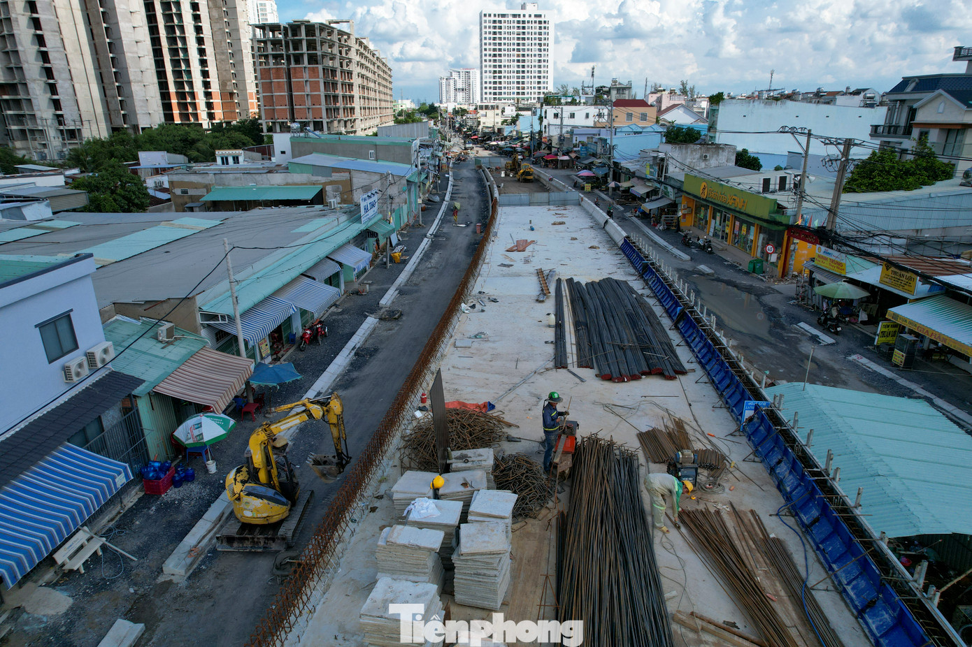 Phần đường dân sinh hai bên đã cơ bản hoàn thành xử lý nền và sàn giảm tải, lắp đặt được 95% cống thoát nước. Đơn vị thi công đang tiếp tục làm móng đường và tường chắn.