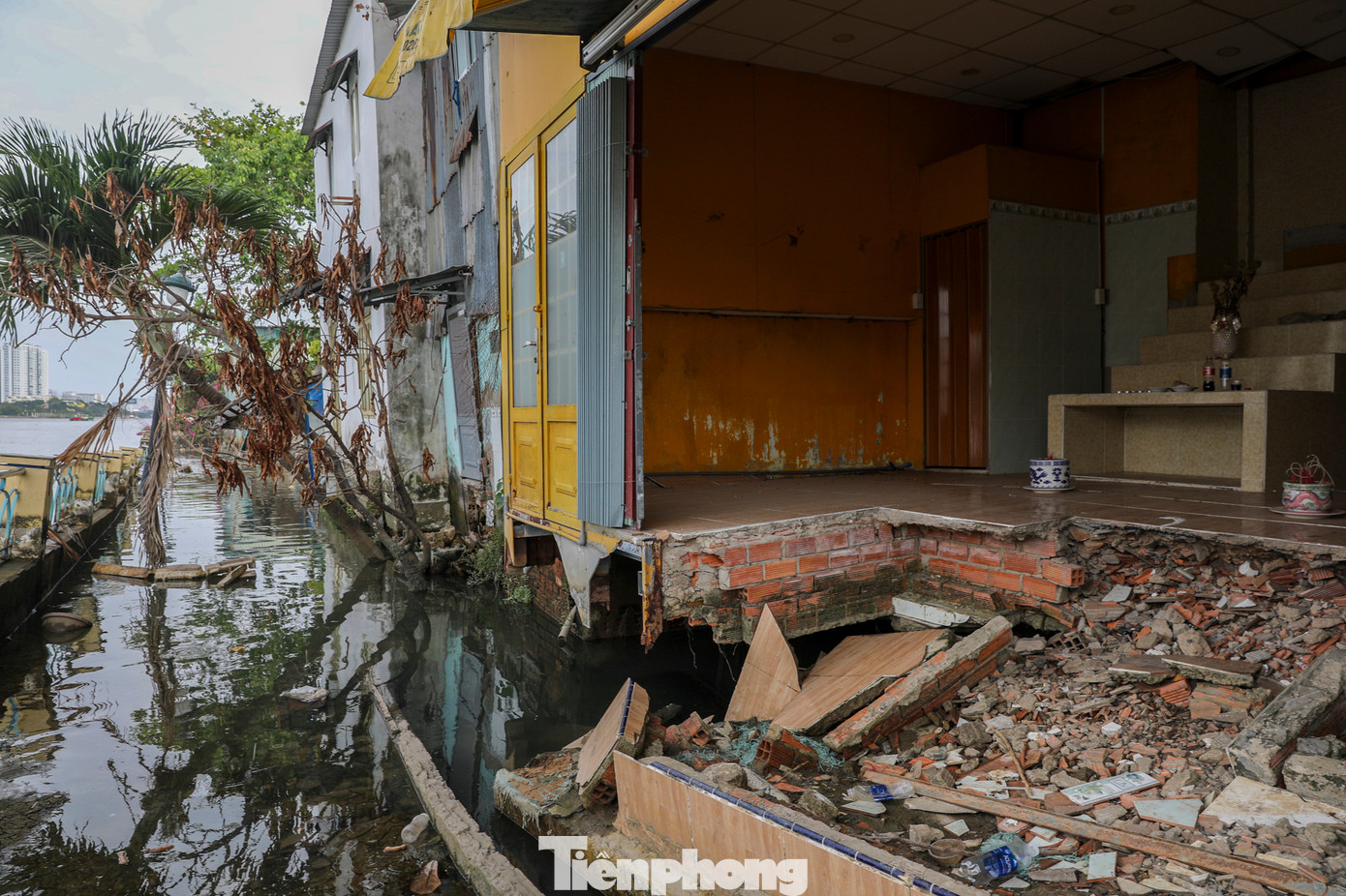 Tình trạng sạt lở ngày càng phức tạp, ảnh hưởng trực tiếp đến các ngôi nhà dân dọc theo tuyến kè. Tình trạng sạt lở ngày càng phức tạp, ảnh hưởng trực tiếp đến các ngôi nhà dân dọc theo tuyến kè.