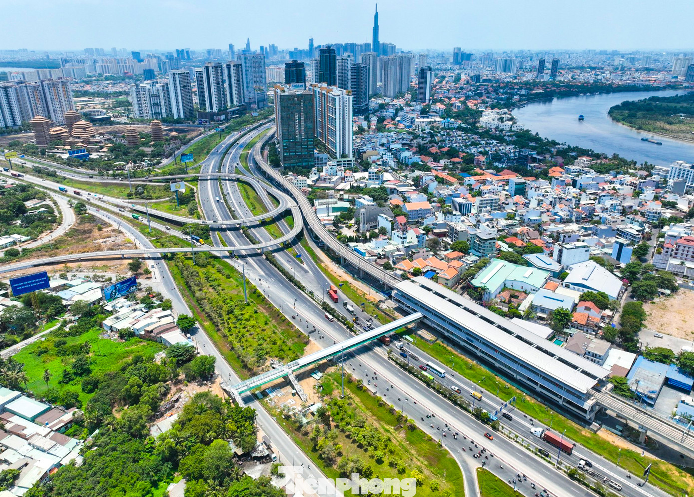 Metro số 1 có tổng mức đầu tư hơn 43.700 tỷ đồng, dài gần 20 km từ Bến Thành (quận 1) đến Depot Long Bình (TP Thủ Đức), hiện đã đạt 98% khối lượng công việc.