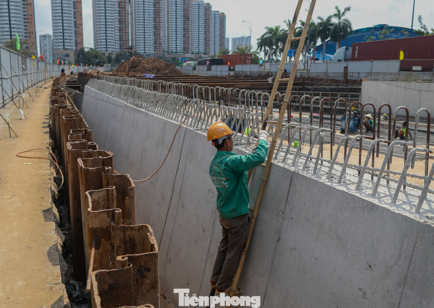 Hiện tổng khối lượng hạng mục hầm chui đạt 50%. Trong đó, hầm chui Mai Chí Thọ băng qua đường Đồng Văn Cống (HC1-01) đạt 65%, hầm chui tại nút giao An Phú (HC1-02) đạt 45%.