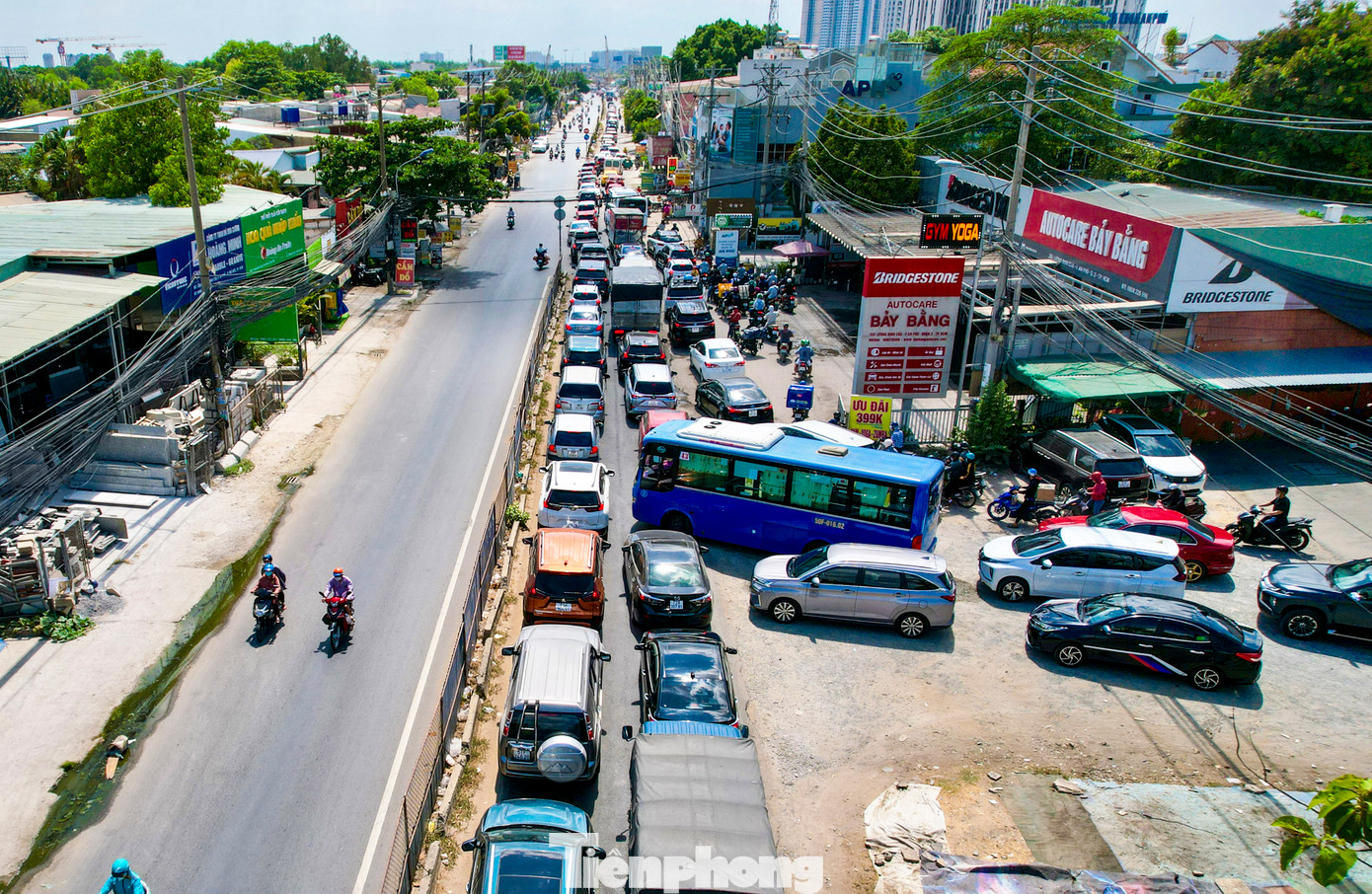 Đoạn từ đường Nguyễn Hoàng ra đường Mai Chí Thọ dài 600m cũng rất chật hẹp, các phương tiện di chuyển khó khăn. Đoạn từ đường Nguyễn Hoàng ra đường Mai Chí Thọ dài 600m cũng rất chật hẹp, các phương tiện di chuyển khó khăn.
