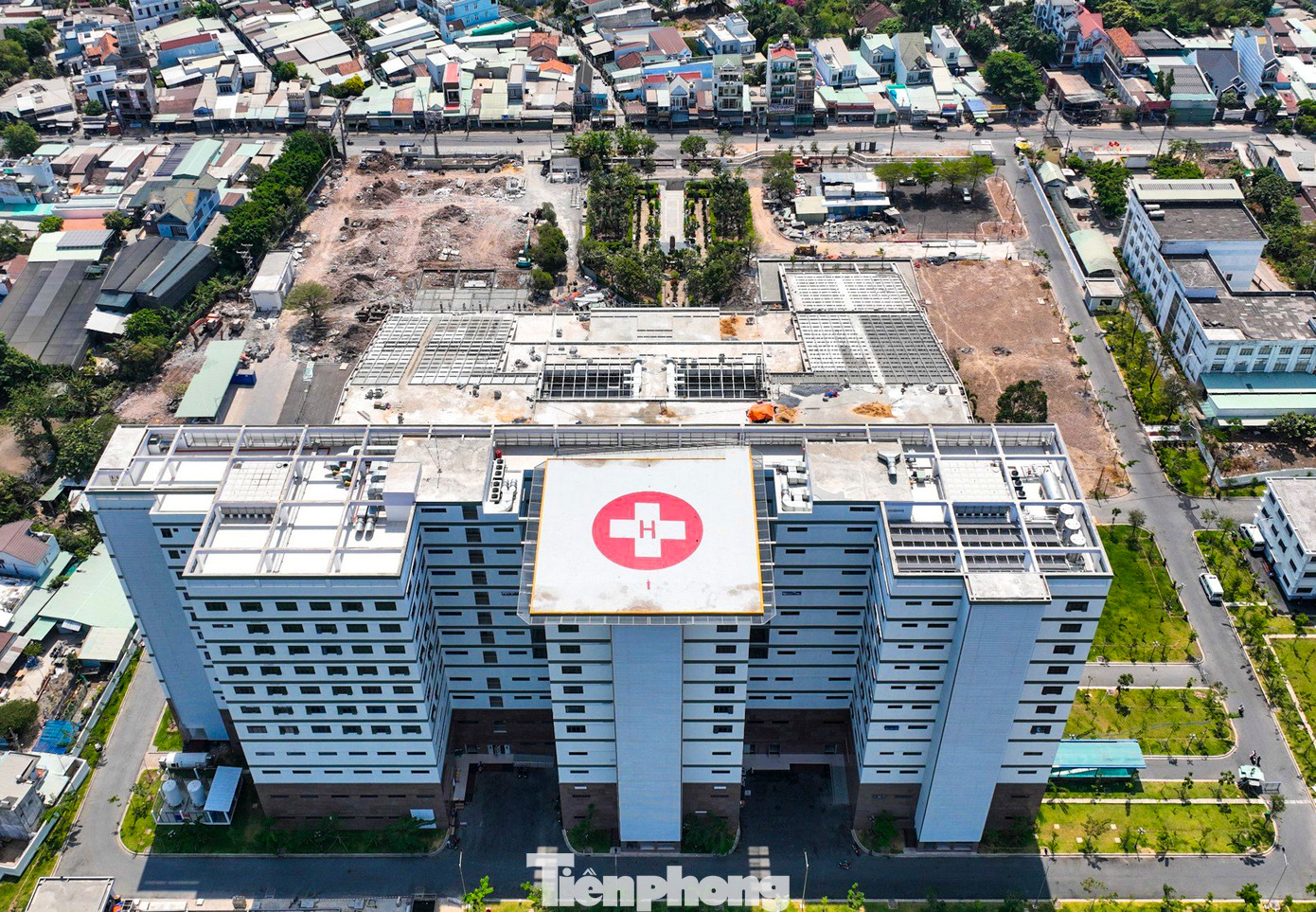 Đặc biệt, bệnh viện có bãi đáp trực thăng trên tầng 12 để đáp ứng yêu cầu cấp cứu bằng đường hàng không. Ngoài ra, dự án bệnh viện còn tạo quỹ đất để xây dựng thêm 500 giường nội trú khi có nhu cầu mở rộng. Đặc biệt, bệnh viện có bãi đáp trực thăng trên tầng 12 để đáp ứng yêu cầu cấp cứu bằng đường hàng không. Ngoài ra, dự án bệnh viện còn tạo quỹ đất để xây dựng thêm 500 giường nội trú khi có nhu cầu mở rộng.