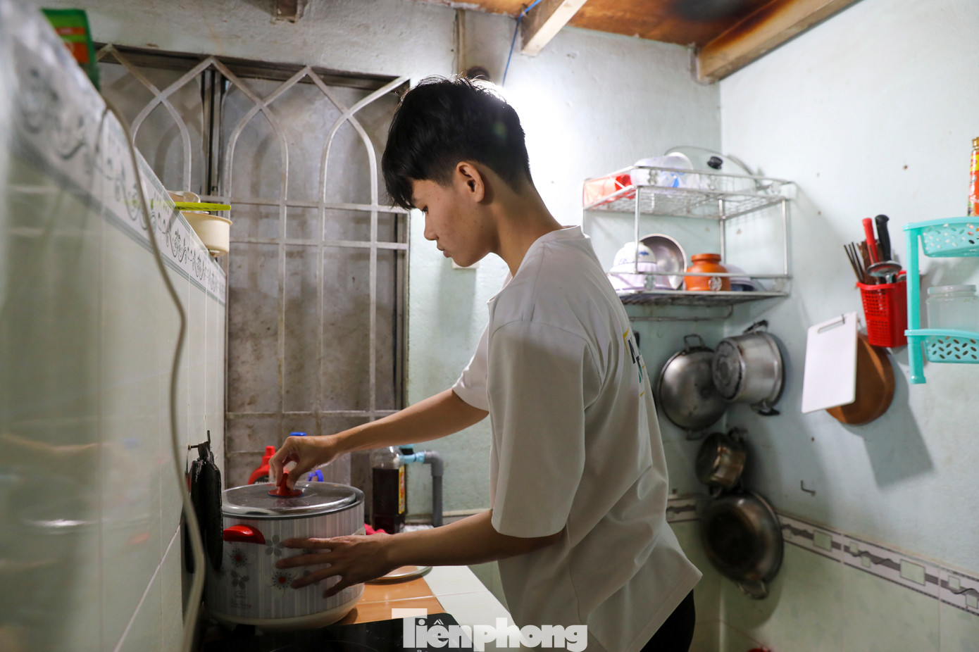 Trân thuê căn phòng trọ gần trường và ở cùng các bạn. Để tiết kiệm chi phí, Trân thường tự đi chợ về nấu ăn. Trân “bật mí” cách tiết kiệm tiền trong sinh hoạt là thường đi cửa hàng thực phẩm vào buổi tối, canh khung giờ giảm giá để mua thịt và rau về nấu ăn. “Có hôm đi chợ chỉ hết 20.000 đồng là no cả ngày. Hôm nào lịch học cả ngày, em mới ăn ở căng tin trường. Bữa nào kẹt quá thì em ăn tạm mì gói cho qua bữa” – Trân nói. Trân thuê căn phòng trọ gần trường và ở cùng các bạn. Để tiết kiệm chi phí, Trân thường tự đi chợ về nấu ăn. Trân “bật mí” cách tiết kiệm tiền trong sinh hoạt là thường đi cửa hàng thực phẩm vào buổi tối, canh khung giờ giảm giá để mua thịt và rau về nấu ăn. “Có hôm đi chợ chỉ hết 20.000 đồng là no cả ngày. Hôm nào lịch học cả ngày, em mới ăn ở căng tin trường. Bữa nào kẹt quá thì em ăn tạm mì gói cho qua bữa” – Trân nói.