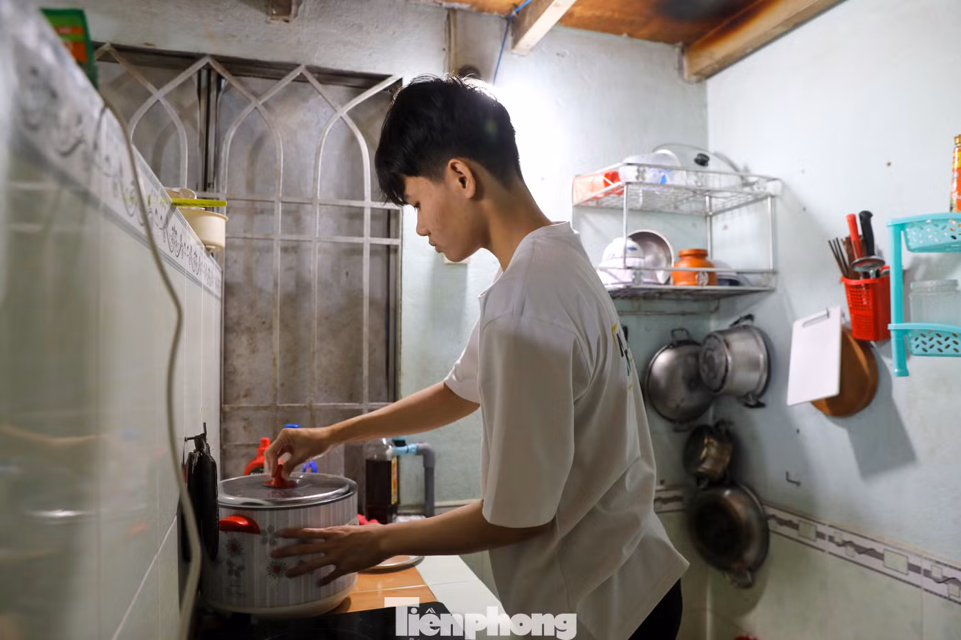 Trân thuê căn phòng trọ gần trường và ở cùng các bạn. Để tiết kiệm chi phí, Trân thường tự đi chợ về nấu ăn. Trân “bật mí” cách tiết kiệm tiền trong sinh hoạt là thường đi cửa hàng thực phẩm vào buổi tối, canh khung giờ giảm giá để mua thịt và rau về nấu ăn. “Có hôm đi chợ chỉ hết 20.000 đồng là no cả ngày. Hôm nào lịch học cả ngày, em mới ăn ở căng tin trường. Bữa nào kẹt quá thì em ăn tạm mì gói cho qua bữa” – Trân nói.