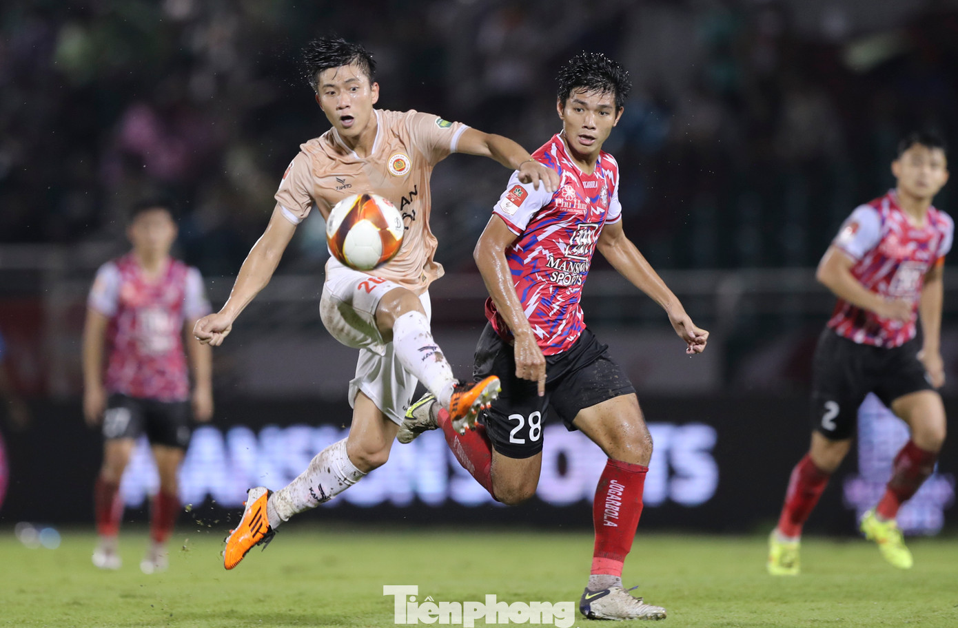 Lực lượng của CLB CAHN được đánh giá nhỉnh hơn, trong khi đó HLV Phùng Thanh Phương lại gây bất ngờ khi tung ra sân toàn nội binh. Điều này dễ hiểu khi CAHN là đội chơi lấn lướt ngay từ những phút đầu trận đấu.