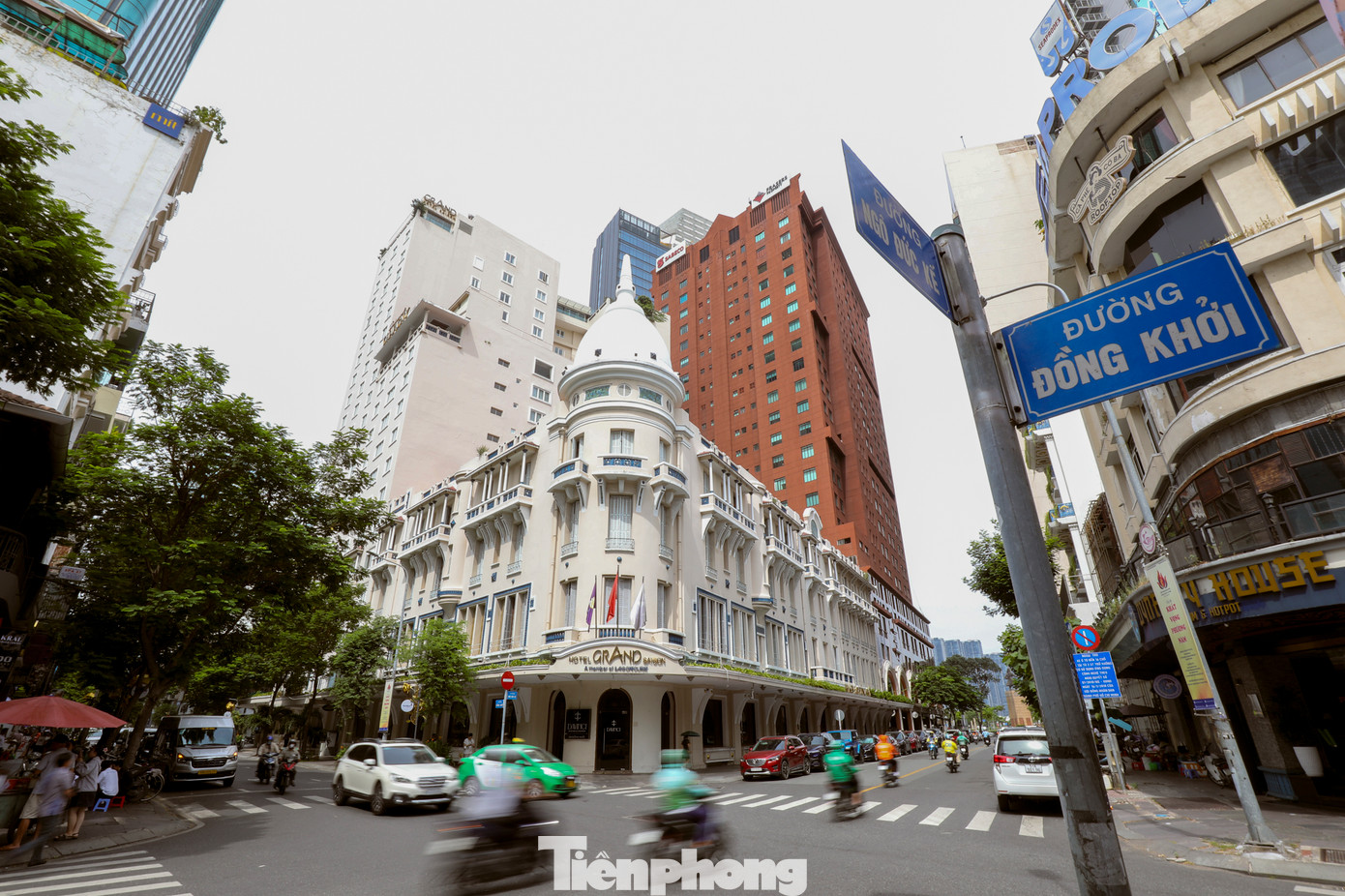 Đồng Khởi được đánh giá là một trong những tuyến đường có vị trí đẹp nằm ngay trung tâm TPHCM, tập trung các cửa hàng, quán cà phê, khách sạn 5 sao và trung tâm mua sắm.