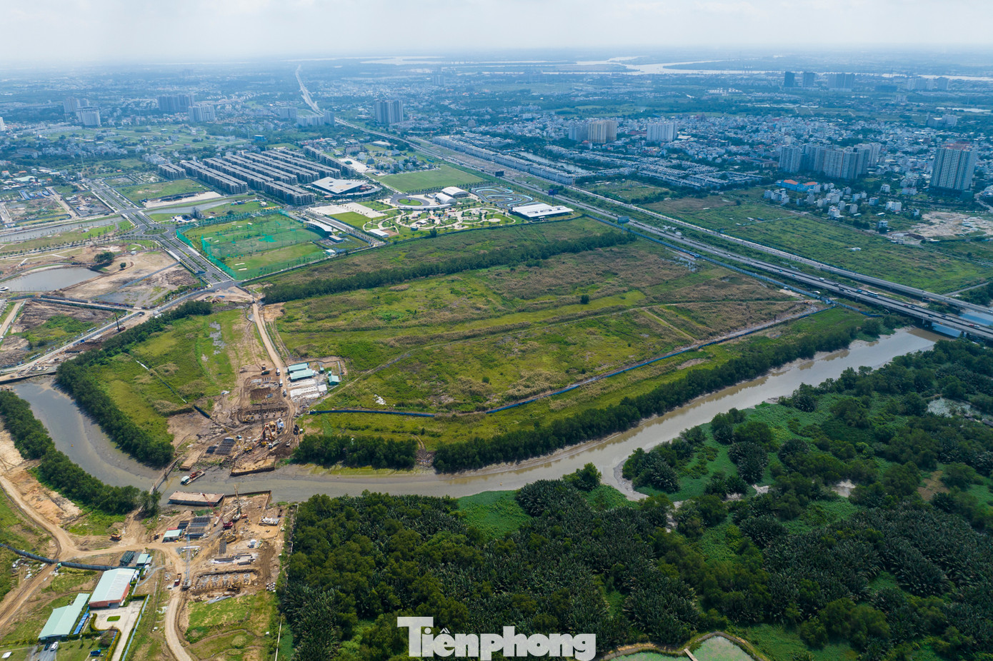 Khu thể thao giáp sông Rạch Chiếc có vị trí thuận lợi, giáp các tuyến đường huyết mạch ở cửa ngõ phía Đông thành phố là đại lộ Võ Nguyên Giáp (xa lộ Hà Nội cũ) và Mai Chí Thọ cùng với đó là tuyến metro Bến Thành - Suối Tiên sắp vận hành.