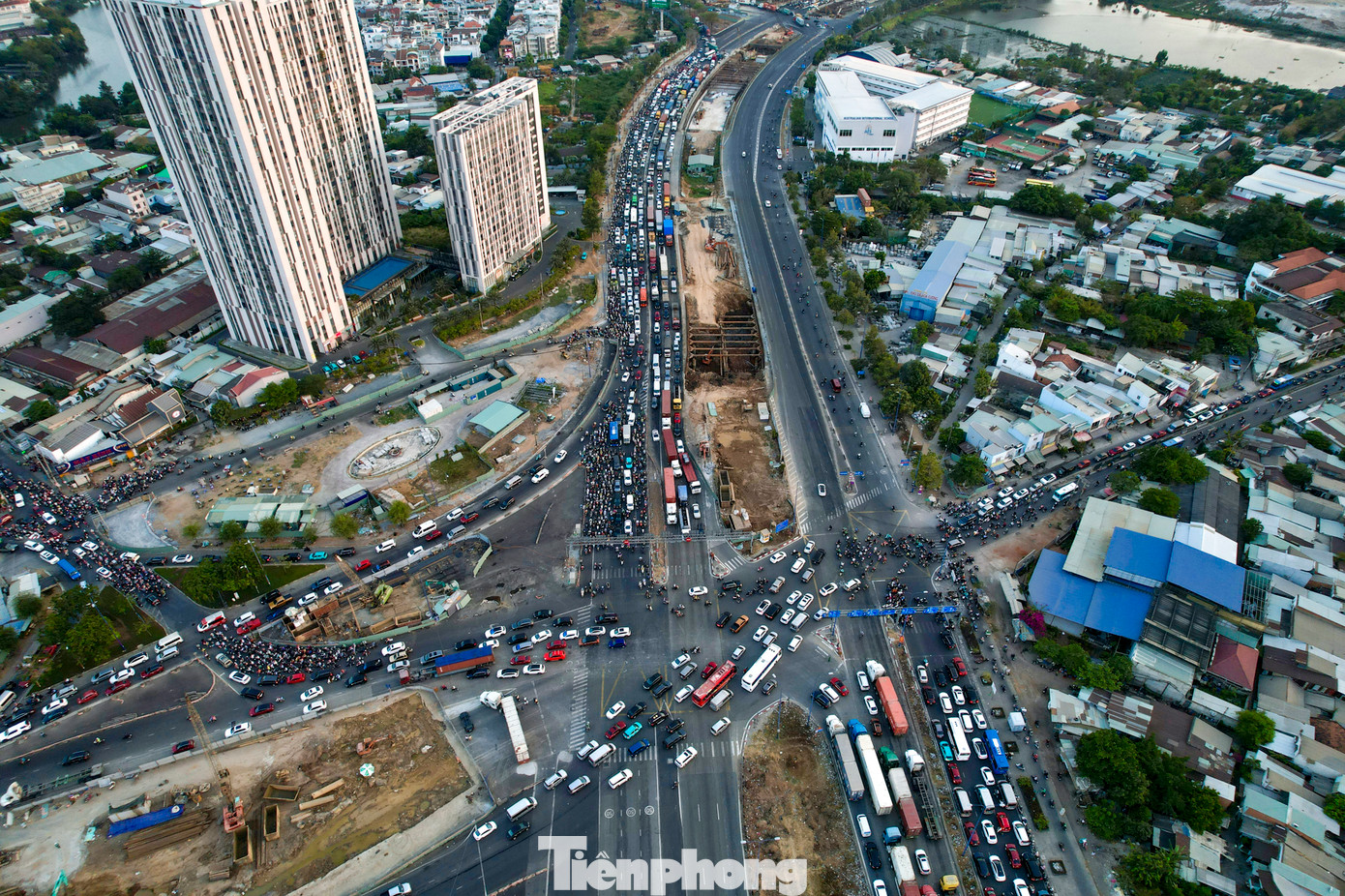 Ước tính, mỗi ngày, nơi đây có khoảng 20.000 xe container đi qua. Theo các tài xế chia sẻ, thời gian chờ đèn đỏ tại nút giao này khá lâu, đèn đỏ hướng từ cao tốc TPHCM - Long Thành - Dầu Giây về trung tâm TPHCM kéo dài khiến lối ra cao tốc này hướng từ Đồng Nai về TPHCM kẹt nối dài là chuyện bình thường.