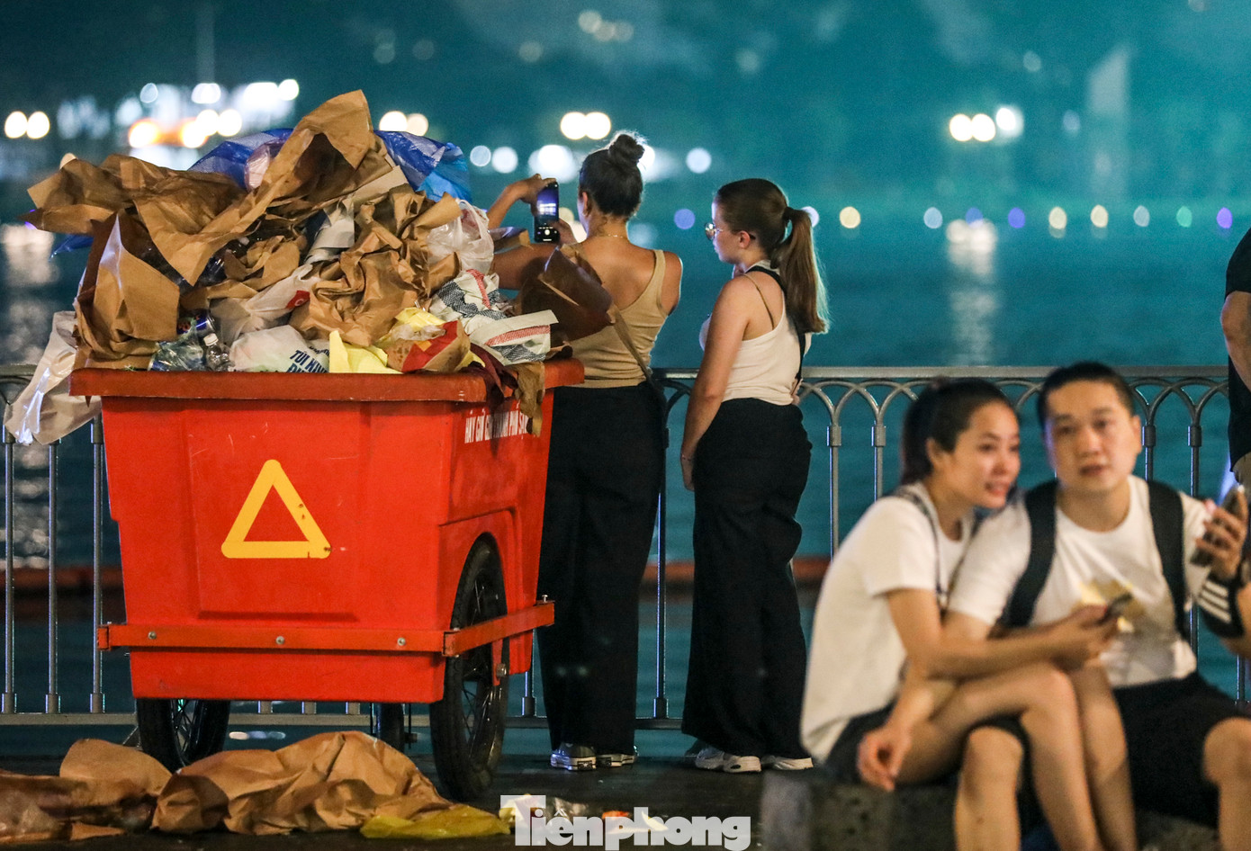 Hàng loạt thùng rác bị quá tải, rác thải tràn ra ngoài chất thành đống lớn.