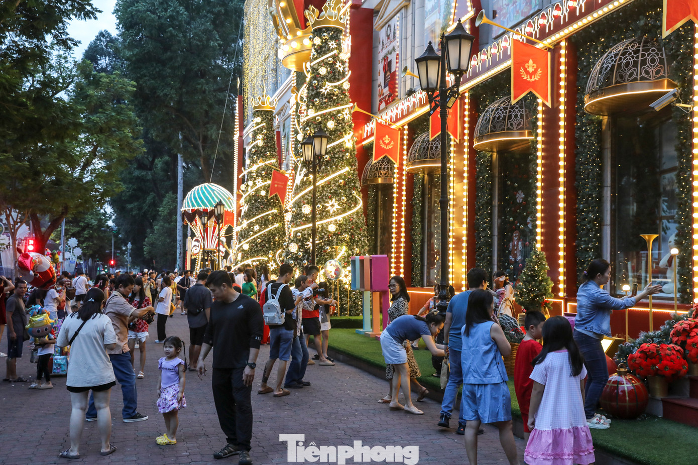 Trước thềm Giáng sinh, nhiều nơi ở TPHCM nhộn nhịp không khí lễ hội. Trung tâm thương mại Diamond Plaza (đường Lê Duẩn, phường Bến Nghé, Quận 1) là một trong những địa điểm trang trí sớm nhất với khung cảnh được thiết kế độc đáo, thu hút đông đảo người dân và du khách đến tham quan, chụp ảnh.