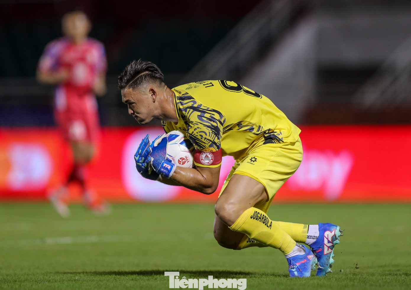 Thủ thành Patrik Lê Giang tiếp tục cho thấy sự ổn định của mình khi liên tiếp hoá giải các pha dứt điểm đến từ hàng công của Thể Công Viettel. Thủ thành Patrik Lê Giang tiếp tục cho thấy sự ổn định của mình khi liên tiếp hoá giải các pha dứt điểm đến từ hàng công của Thể Công Viettel.