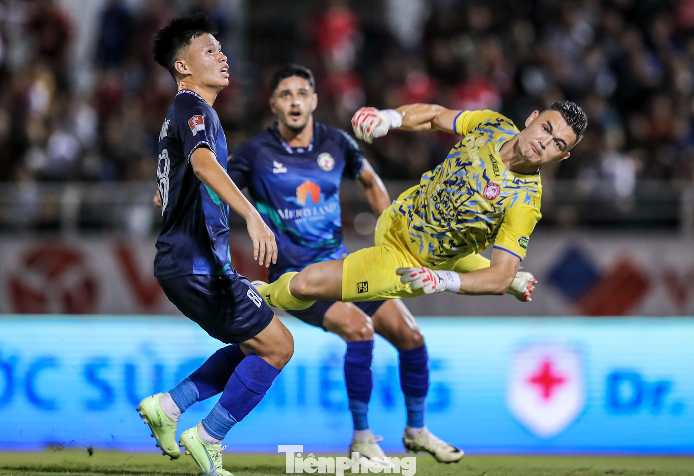 Tuy nhiên, hàng công của CLB Bình Định gần như bất lực trong việc xuyên thủng mành lưới CLB TPHCM khi đứng trước khung gỗ vẫn là sự xuất sắc của Patrik Lê Giang. Tuy nhiên, hàng công của CLB Bình Định gần như bất lực trong việc xuyên thủng mành lưới CLB TPHCM khi đứng trước khung gỗ vẫn là sự xuất sắc của Patrik Lê Giang.