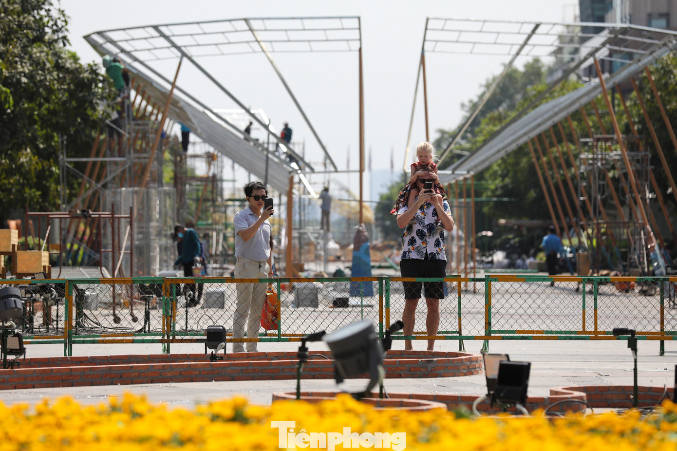 Nhiều du khách nước ngoài tỏ ra thích thú khi chứng kiến công trình hoành tráng đang dần được hoàn thiện từng ngày.
