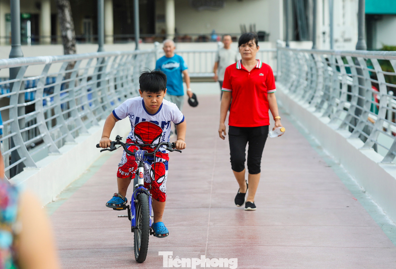 &quot;Người dân ở đây ai cũng mong chờ cây cầu này đi vào hoạt động. Có cầu đi bộ này rồi, việc đi lại giữa quận 1 và quận Bình Thạnh sẽ thuận tiện hơn&quot;, ông Hoàng Long (quận Bình Thạnh) cho biết.