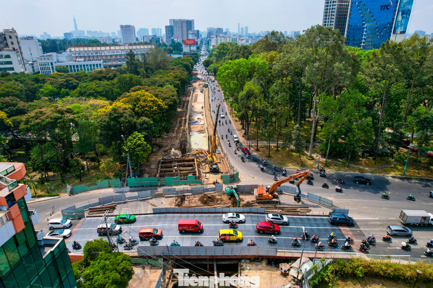 Một phần cầu vượt tạm tại nút giao Trần Quốc Hoàn - Phan Thúc Duyện chính thức hoàn thành và thông xe để phục vụ việc thi công các đốt hầm kín tại đây.