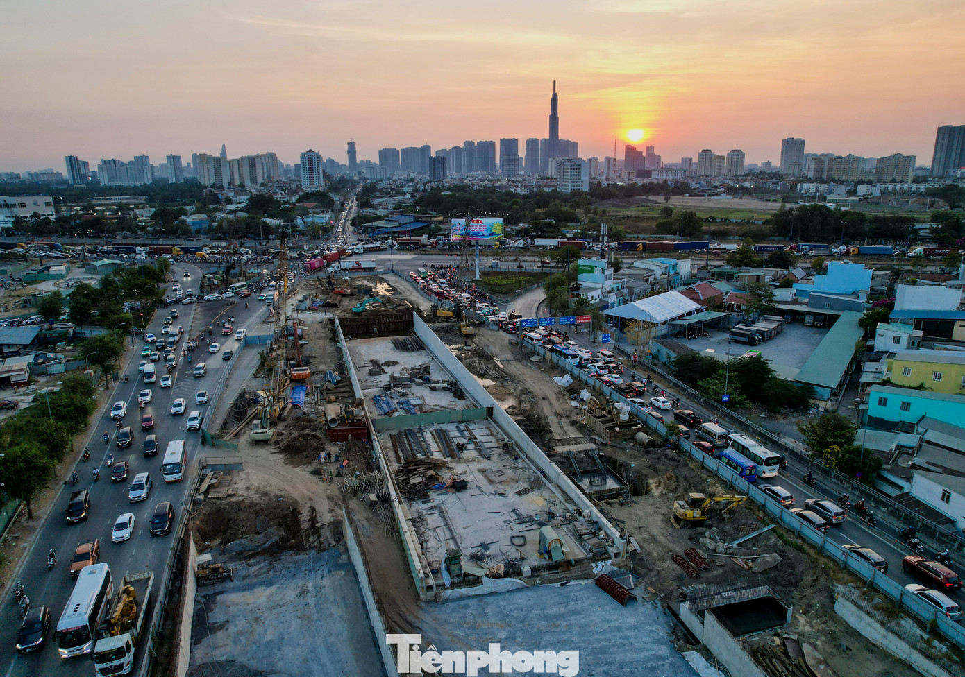 Nút giao An Phú là công trình trọng điểm của TPHCM được xây dựng với quy mô 3 tầng, gồm hầm chui, cầu vượt trên cao nối cao tốc TPHCM - Long Thành - Dầu Giây và các trục đường lớn.