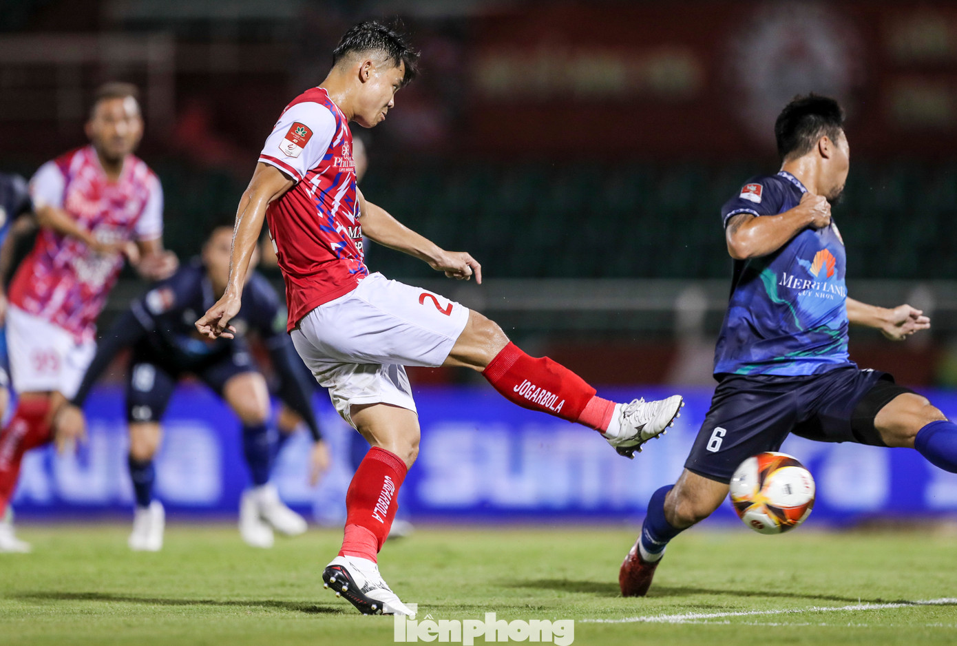 Phút 61, tận dụng sai lầm của hàng thủ đối phương, Ngô Tùng Quốc đã có mặt kịp thời đệm bóng hạ gục thủ thành Trần Đình Minh Hoàng. Phút 61, tận dụng sai lầm của hàng thủ đối phương, Ngô Tùng Quốc đã có mặt kịp thời đệm bóng hạ gục thủ thành Trần Đình Minh Hoàng.