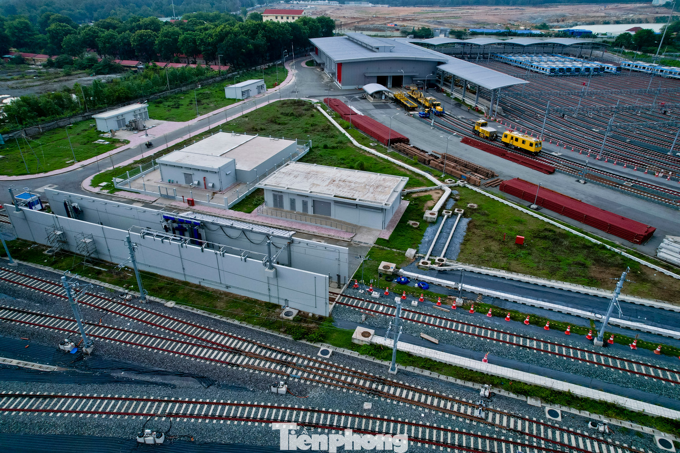 Khu rửa tàu hiện đã hoàn thiện nhiều hạng mục như ray, bộ khung, đường dẫn nước.