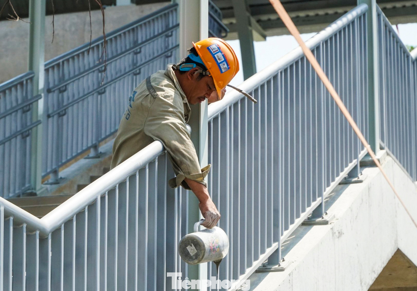 Các kỹ sư, công nhân thuộc nhà thầu và liên doanh tư vấn đang đẩy nhanh xây dựng tại các cầu đi bộ kết nối tuyến metro số 1.