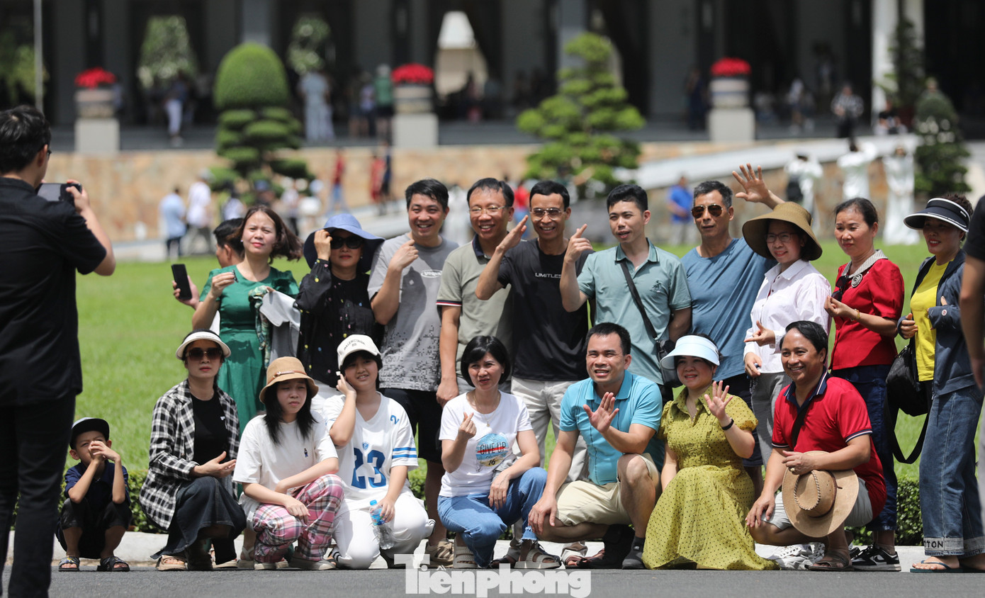 Đến 10h30, lượng khách vào Dinh càng đông hơn.