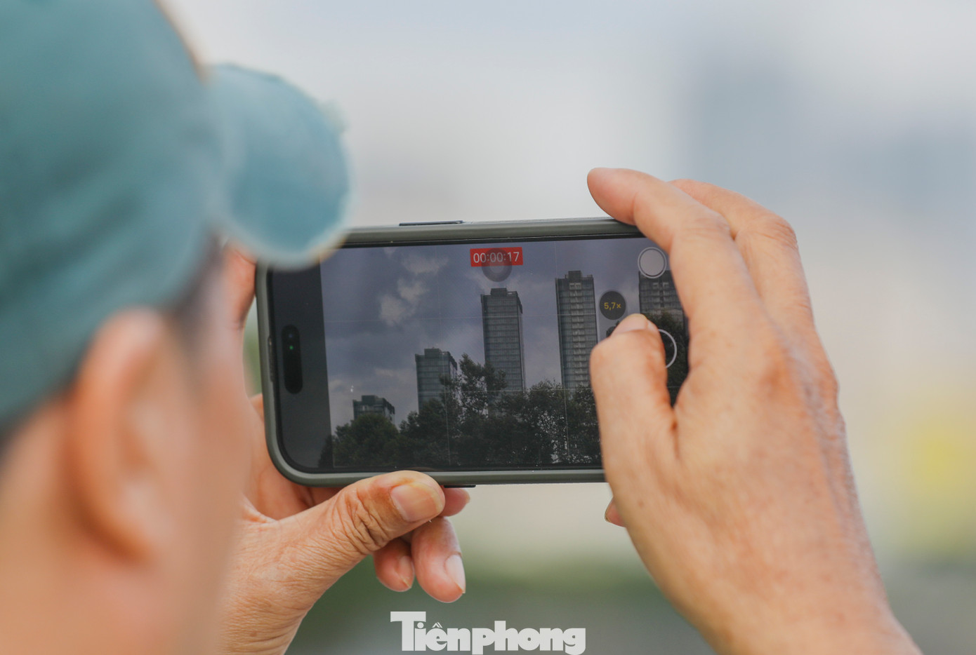 Một số người dân dùng điện thoại ghi lại các khoảnh khắc đẹp khi đứng trên cầu, điều mà lâu nay họ chưa có cơ hội làm được.