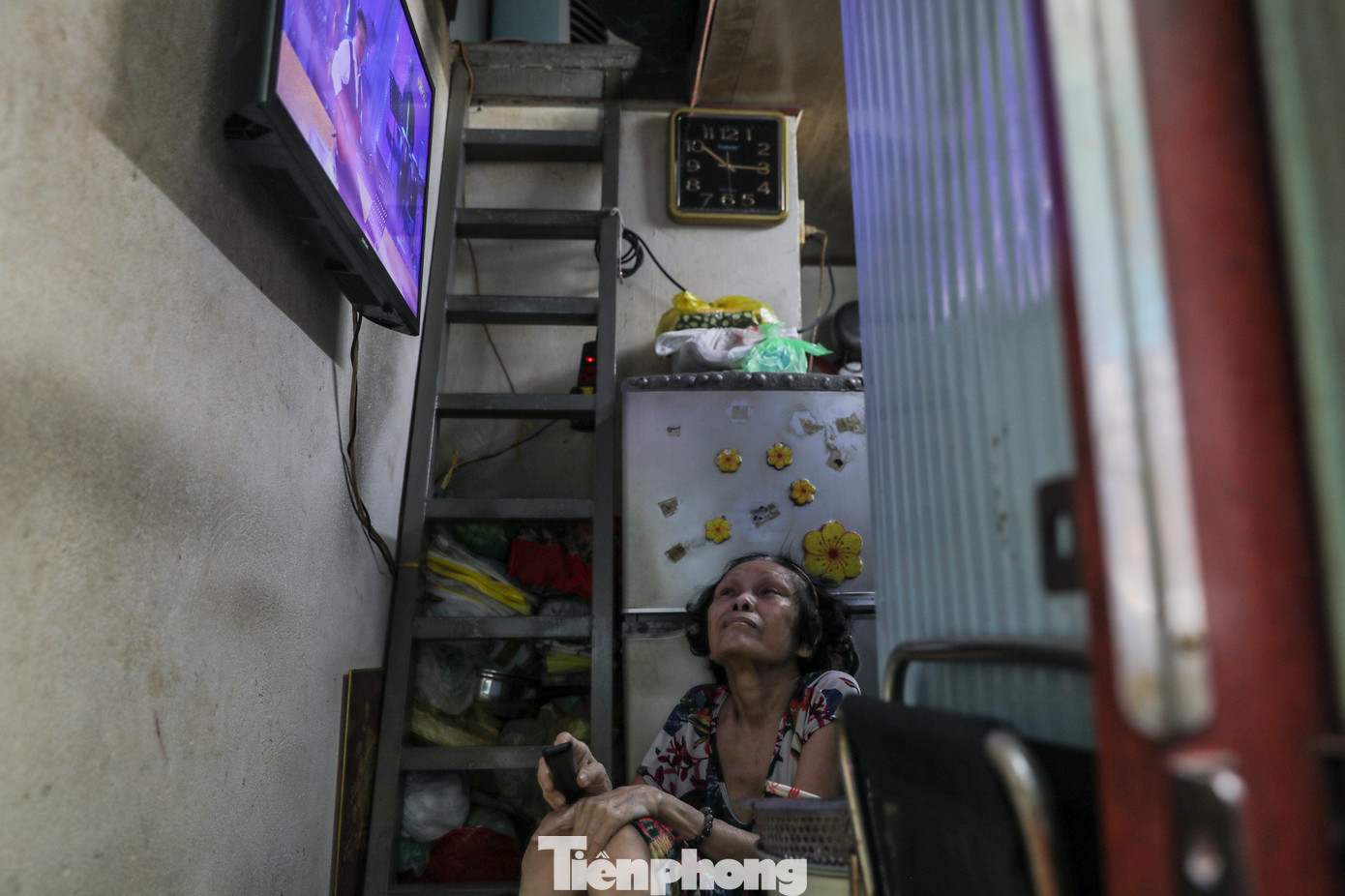 Căn nhà tầm 4m2 của bà Như Nguyệt (64 tuổi) là nơi sinh sống của 3 thành viên trong gia đình. Mùa hè, nắng gay gắt chiếu trực tiếp vào kính, hơi ẩm từ mặt đường bốc lên khiến ngôi nhà như lò xông hơi, quạt máy dường như vô tác dụng.