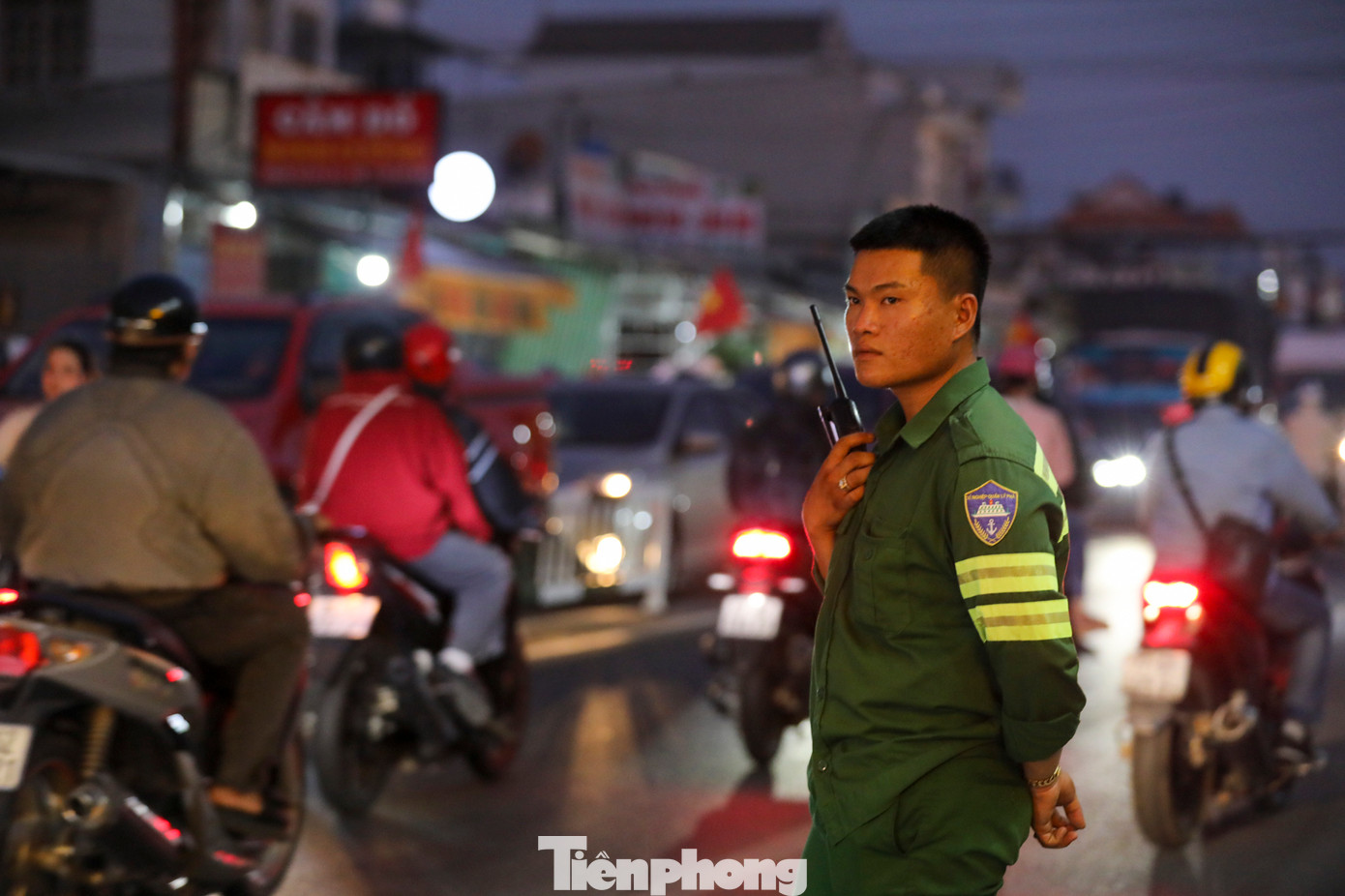 Lực lượng điều tiết phương tiện phà Cát Lái được huy động tối đa để phục vụ người dân đi lại nhưng cũng không xuể.