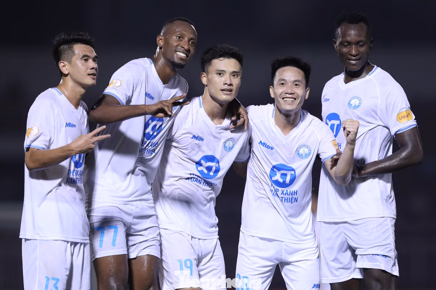 CLB TPHCM tiếp tục trắng tay trên sân nhà khi thua đậm đội khách thành Nam với tỷ số 0-3. Trong khi đó, với trận thắng này Nam Định đã tạm vươn lên thứ nhì bảng tổng sắp. CLB TPHCM tiếp tục trắng tay trên sân nhà khi thua đậm đội khách thành Nam với tỷ số 0-3. Trong khi đó, với trận thắng này Nam Định đã tạm vươn lên thứ nhì bảng tổng sắp.
