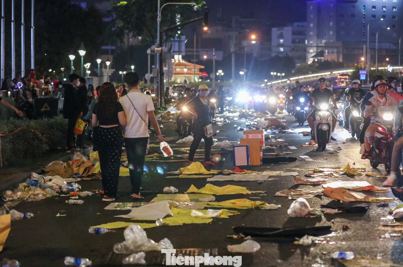 Rác thải đủ loại vương vãi, tràn ra lề đường.