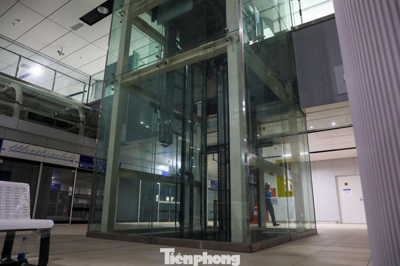 Thang máy phục vụ khách di chuyển lên xuống giữa 4 tầng hầm bên dưới nhà ga.