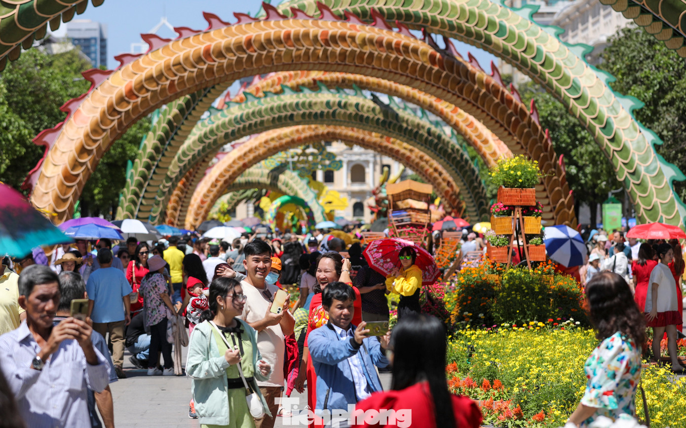 Hàng chục nghìn người từ sáng sớm đã tranh thủ “lên đồ”, ghé đường hoa chụp ảnh lưu niệm.