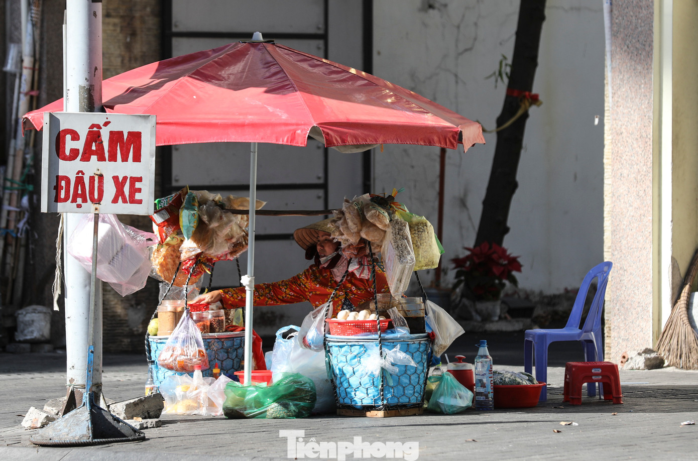 Công việc của những người buôn bán thêm vất vả, cực nhọc trong ngày nắng nóng.