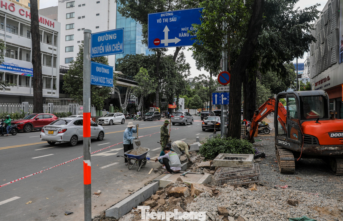 Trước tình trạng nhiều vỉa hè tại các tuyến đường trung tâm TPHCM xuống cấp, gạch nứt vỡ, bong tróc, gây ảnh hưởng đến việc đi lại của người dân và mất mỹ quan đô thị, UBND quận 1 đã tiến hành cải tạo, chỉnh trang nhiều đoạn vỉa hè, góp phần làm thay đổi diện mạo khu vực trung tâm thành phố.